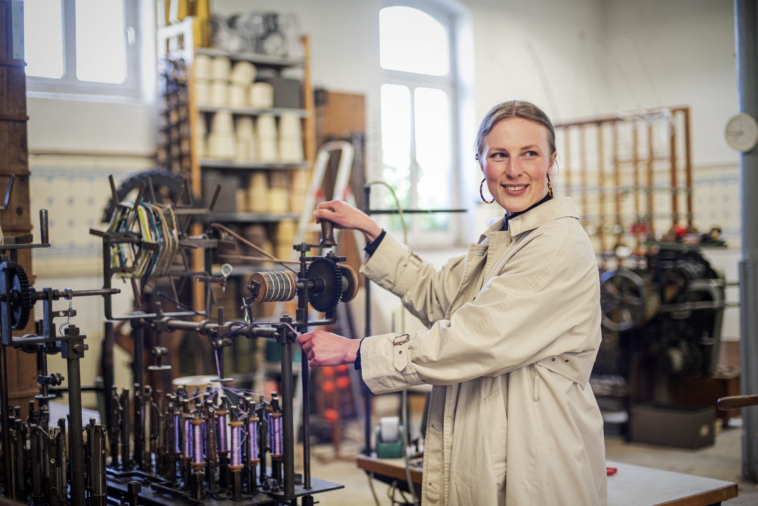 Camilla von Bernstorff übt auf Gut Heimendahl ein seltenes Handwerk aus. Als Posamentiererin webt sie an uralten Maschinen verspielte Textilgeflechte.