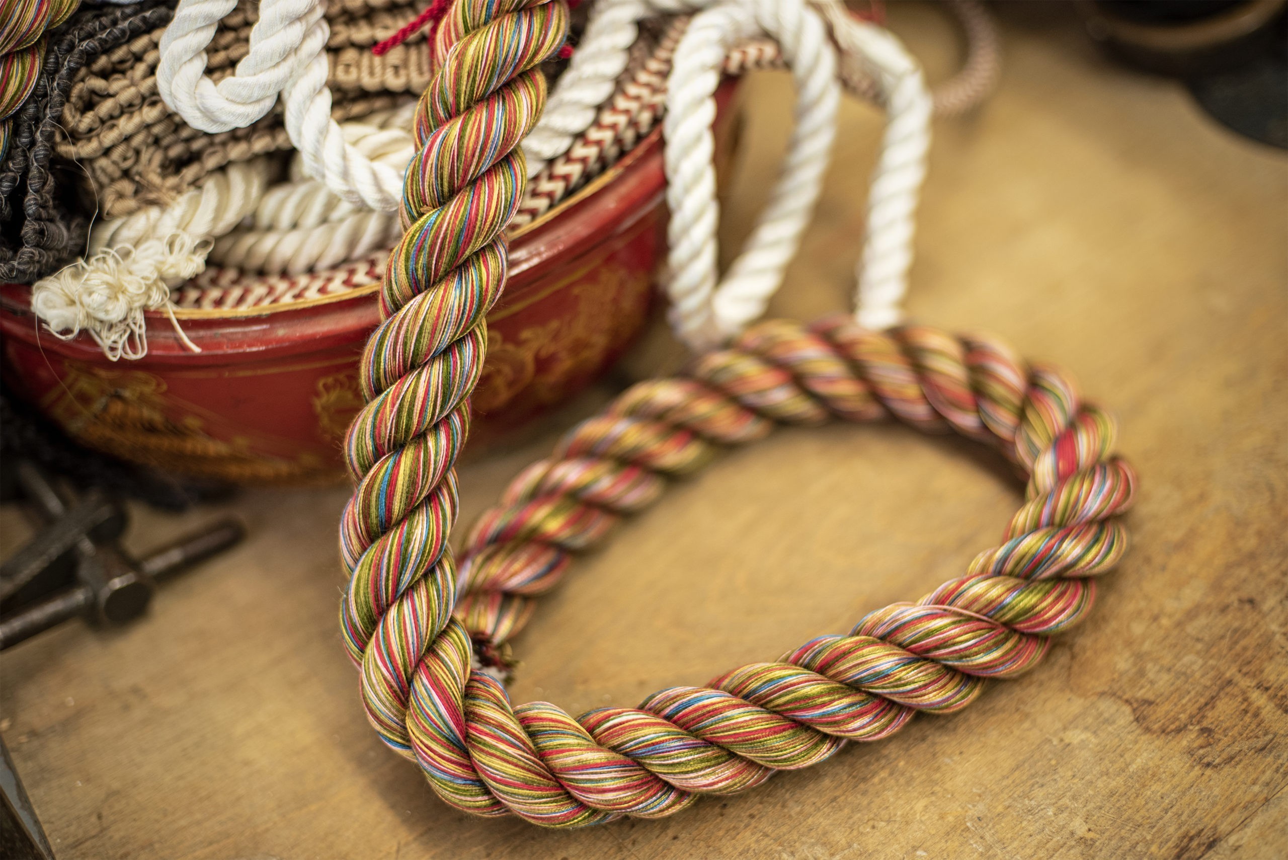 Camilla von Bernstorff übt auf Gut Heimendahl ein seltenes Handwerk aus. Als Posamentiererin webt sie an uralten Maschinen verspielte Textilgeflechte.