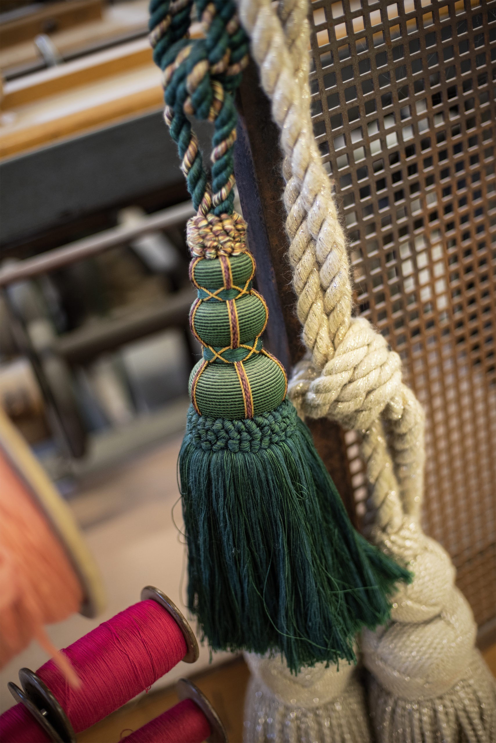 Camilla von Bernstorff übt auf Gut Heimendahl ein seltenes Handwerk aus. Als Posamentiererin webt sie an uralten Maschinen verspielte Textilgeflechte.