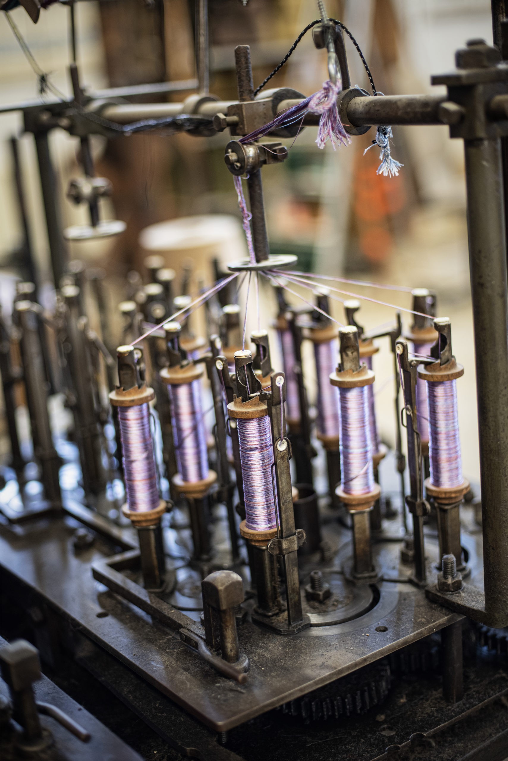 Camilla von Bernstorff übt auf Gut Heimendahl ein seltenes Handwerk aus. Als Posamentiererin webt sie an uralten Maschinen verspielte Textilgeflechte.