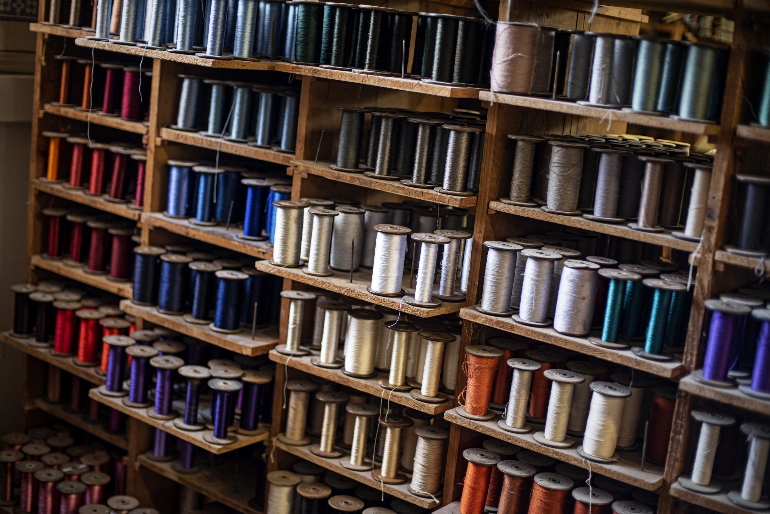 Camilla von Bernstorff übt auf Gut Heimendahl ein seltenes Handwerk aus. Als Posamentiererin webt sie an uralten Maschinen verspielte Textilgeflechte.