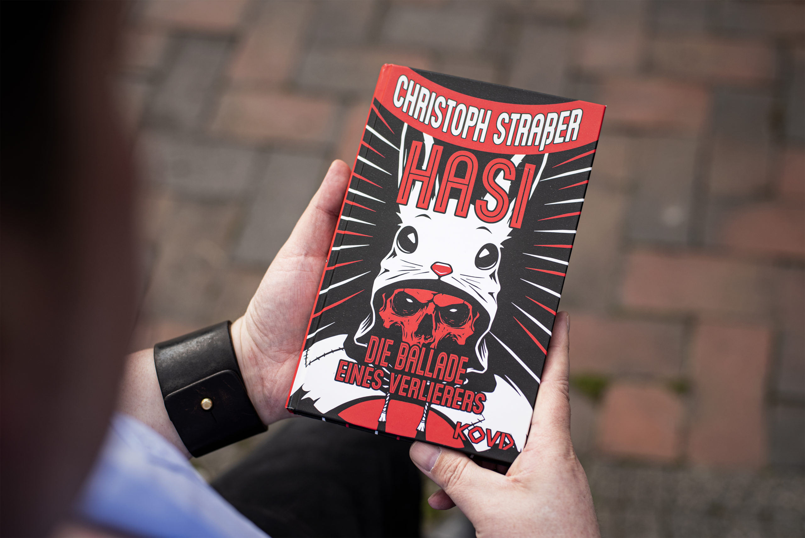 Christoph Straßer sieht nicht aus wie einer, der in der Pornoindustrie arbeitet – aber er schreibt über sie. Und hat seinen Karrieresprung ausgerechnet einem Sexshop zu verdanken.