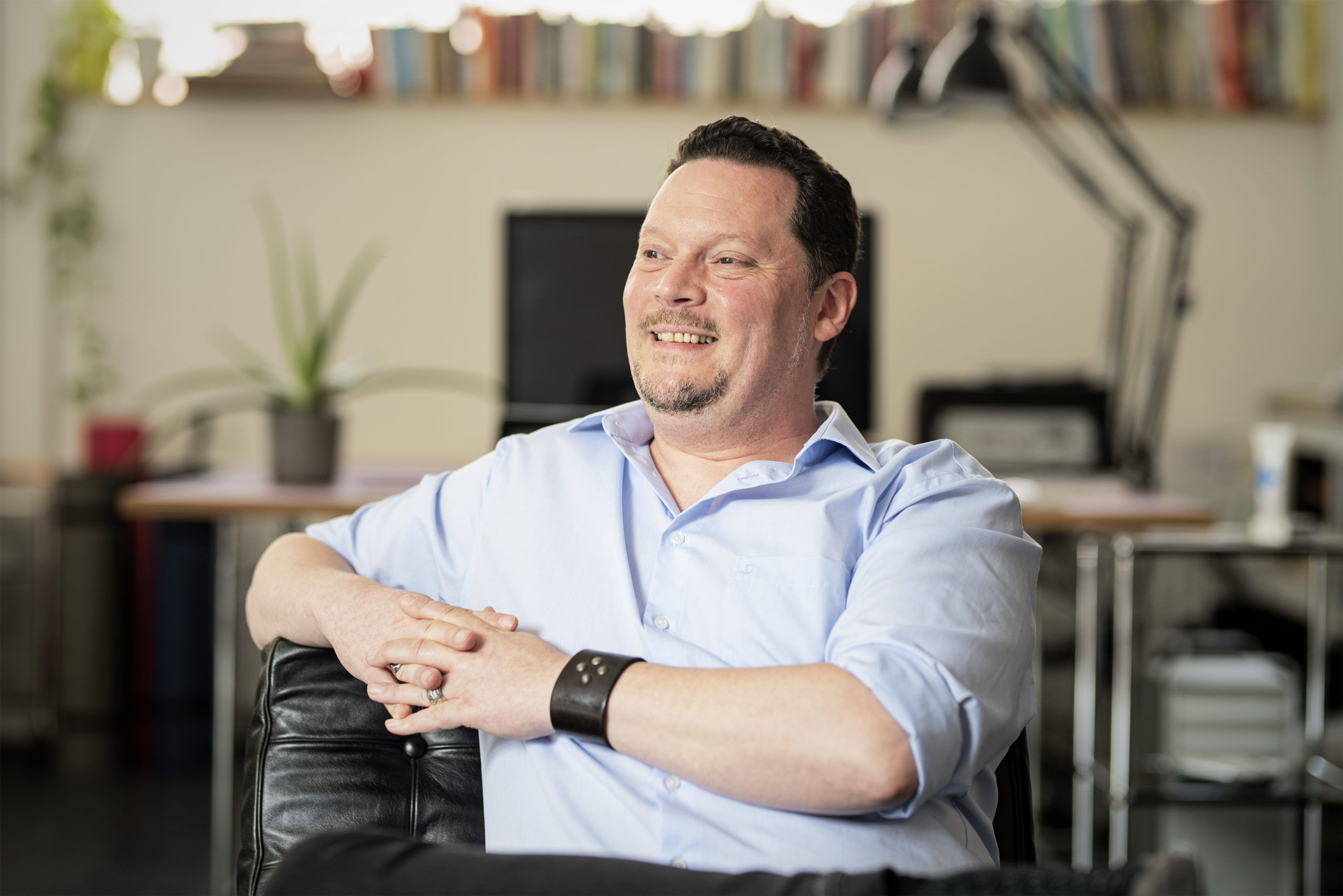 Christoph Straßer sieht nicht aus wie einer, der in der Pornoindustrie arbeitet – aber er schreibt über sie. Und hat seinen Karrieresprung ausgerechnet einem Sexshop zu verdanken.