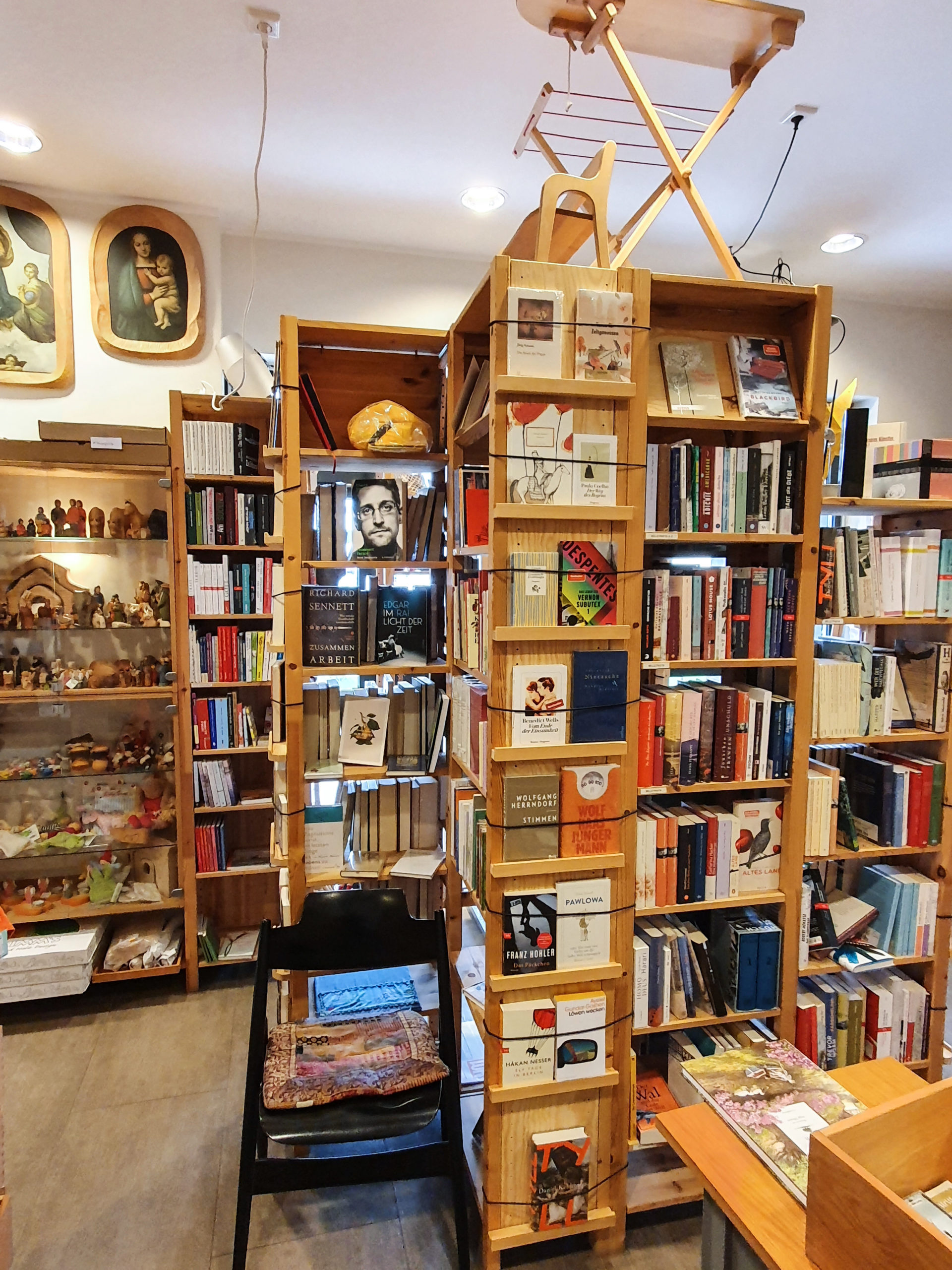 Der andere Buchladen und Cosmas & Damian setzen als alternative Buchhandlungen ganz individuelle Schwerpunkte in Krefelds Literaturwelt.