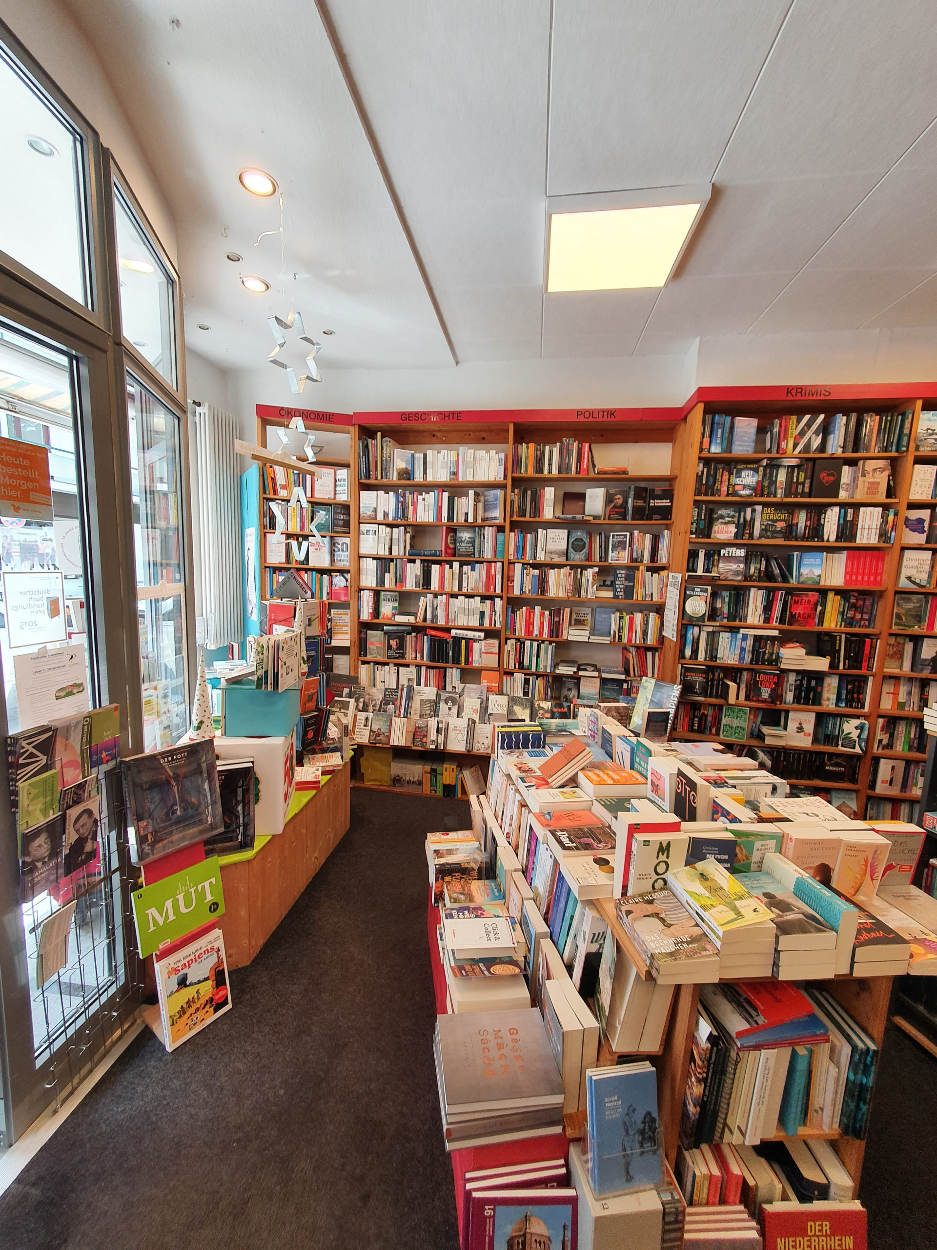 Der andere Buchladen und Cosmas & Damian setzen als alternative Buchhandlungen ganz individuelle Schwerpunkte in Krefelds Literaturwelt.