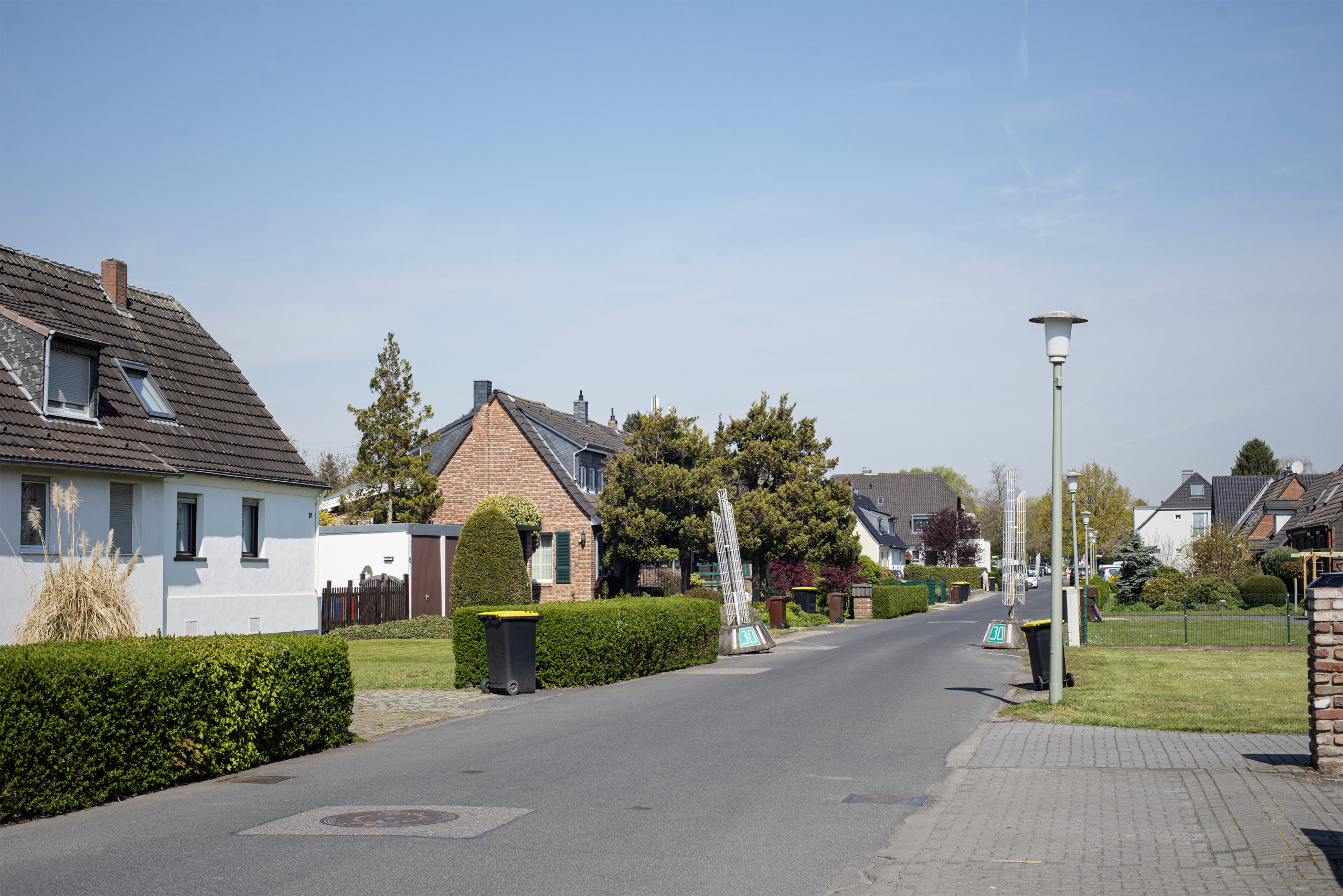 Sie gilt als die größte geschlossene Siedlung Nordrhein-Westfalens und verzaubert mit ihren traditionsreichen Häusern mit großen Vorgärten und riesengroßen Grundstücken: Die Donksiedlung.