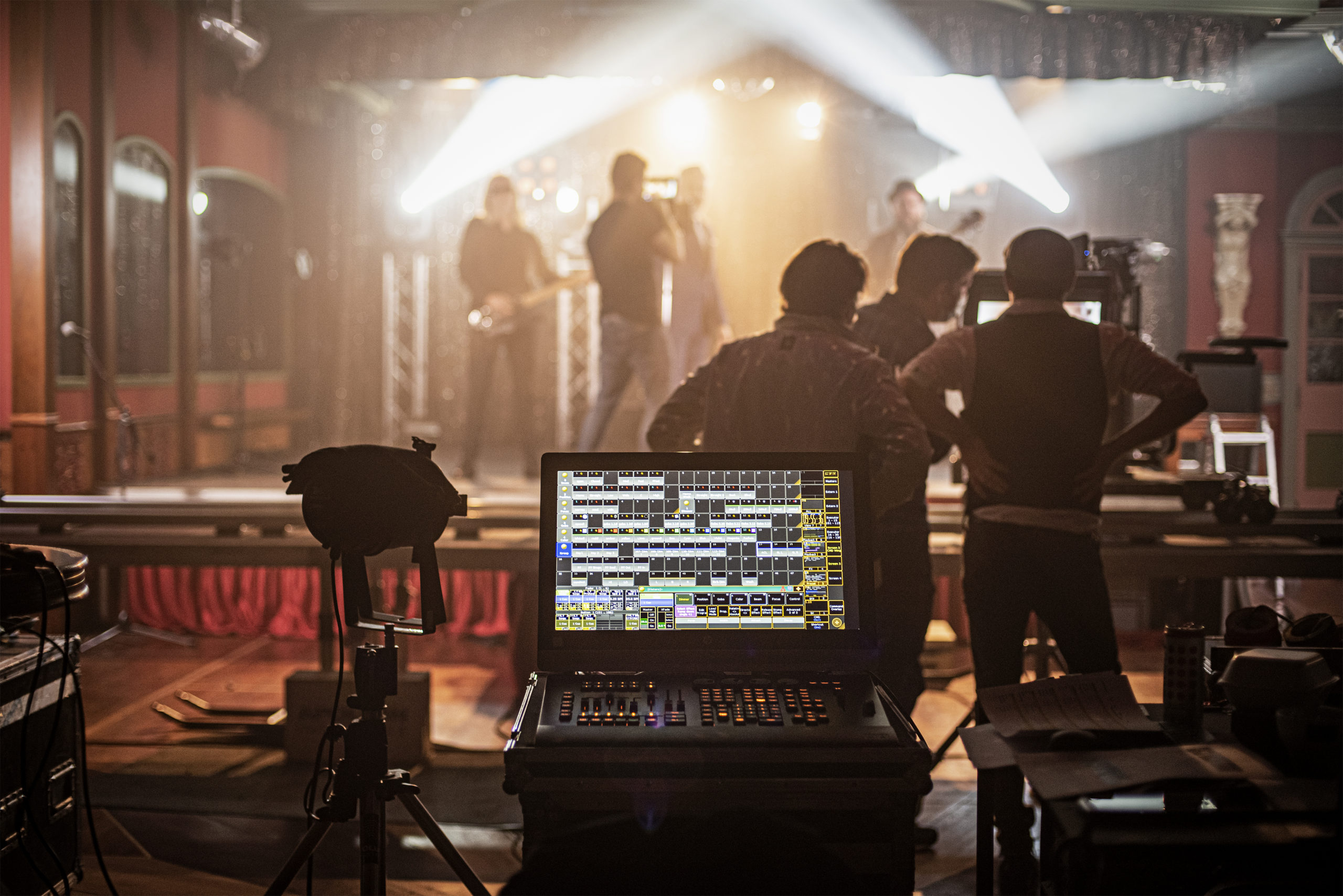 Mit elf Musiker:innen und Solokünstlern hat Filmemacher Daniel Boderke im Odeon Tanzpalast ein großes Genre-Mashup-Projekt auf die Beine gestellt