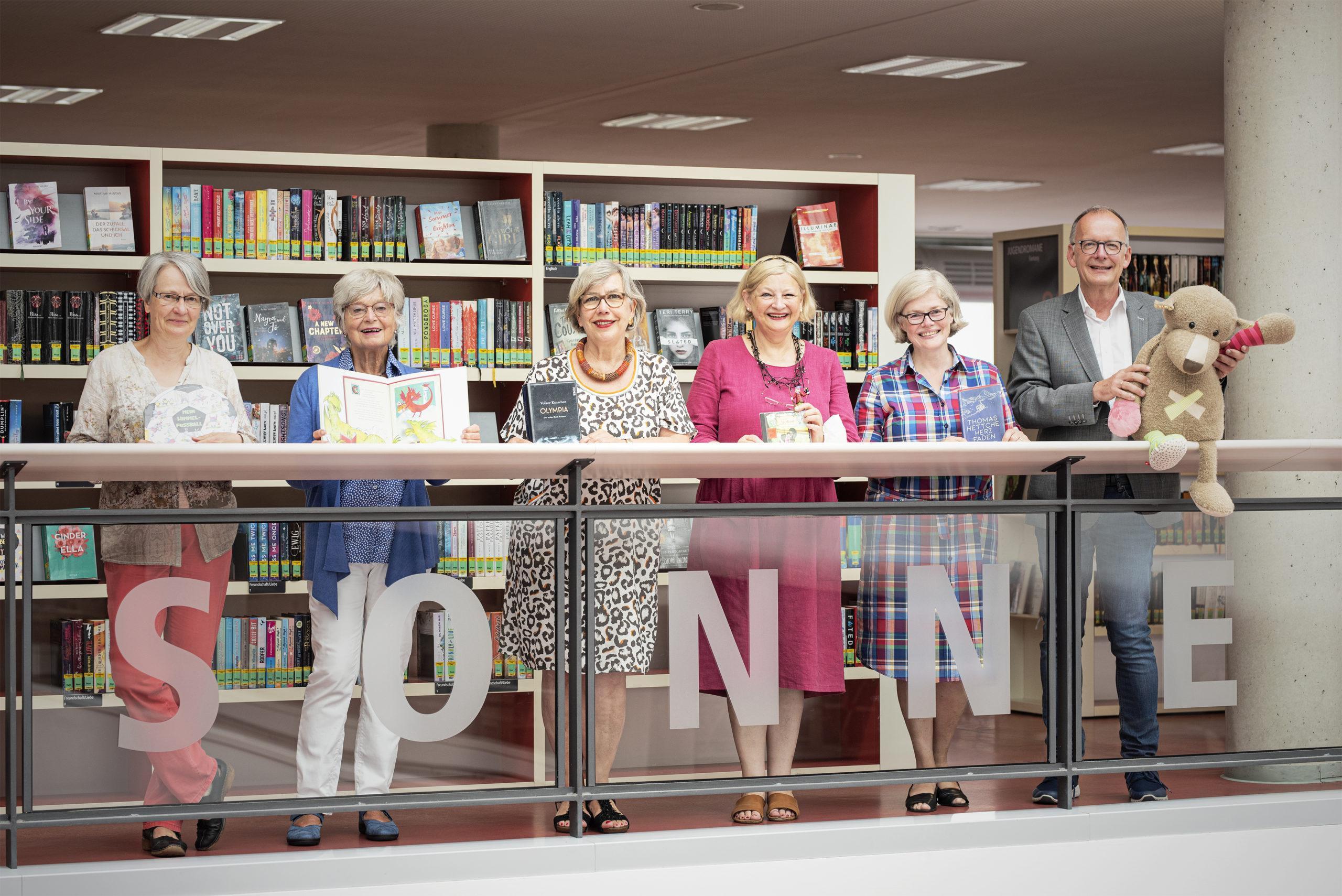 Mediotheksleiterin Evelyn Buchholtz und der Vorstand der Freunde und Förderer der Mediothek erklären den Wert des Lesens und wie sie dabei helfen, ihn zu erhalten.