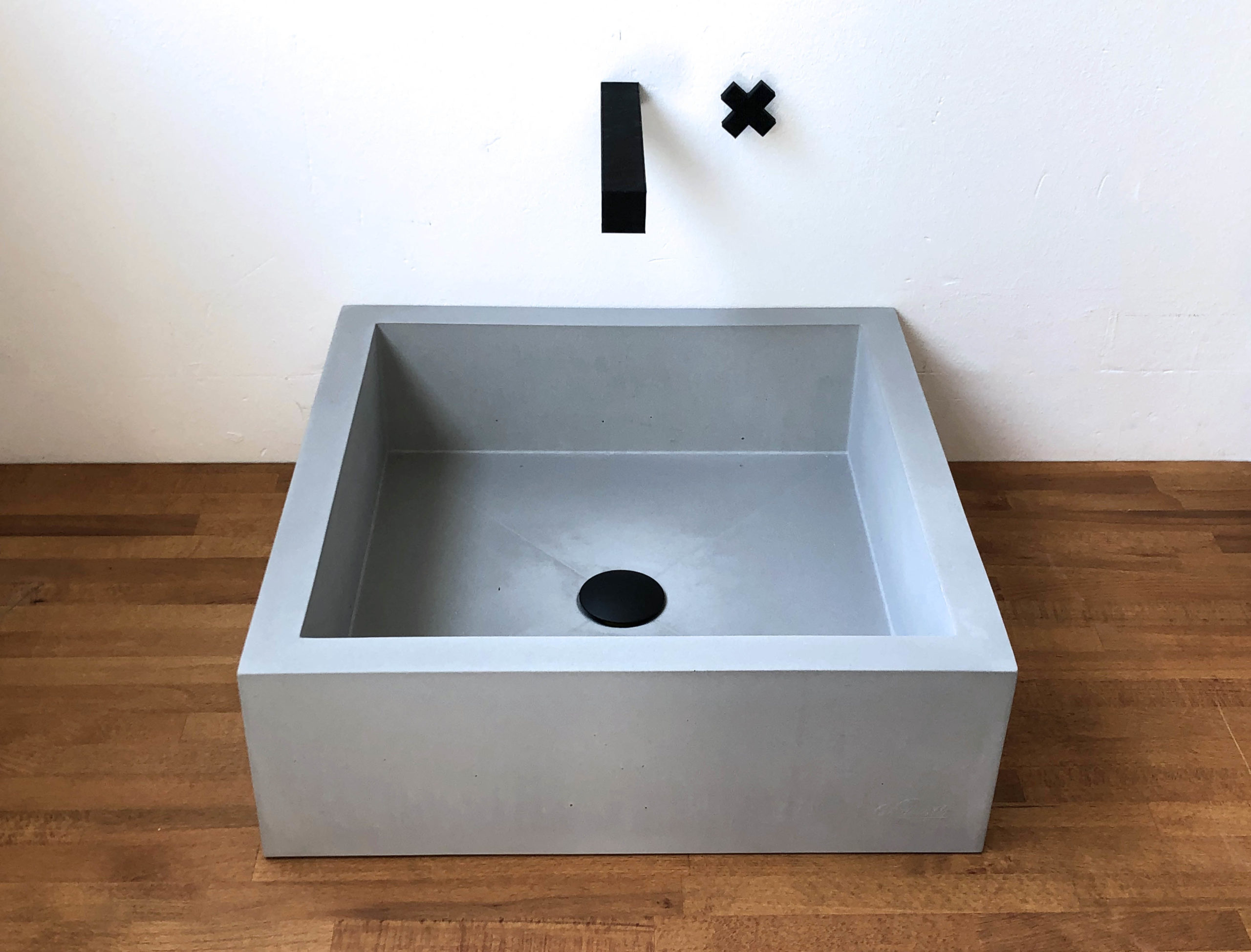 Als Grellroth produzieren Konstrukteurin und Produktdesignerin Diana Schmidt-Rothmeier und Designdozent Bernd Grellmann hochwertige Betonartikel.