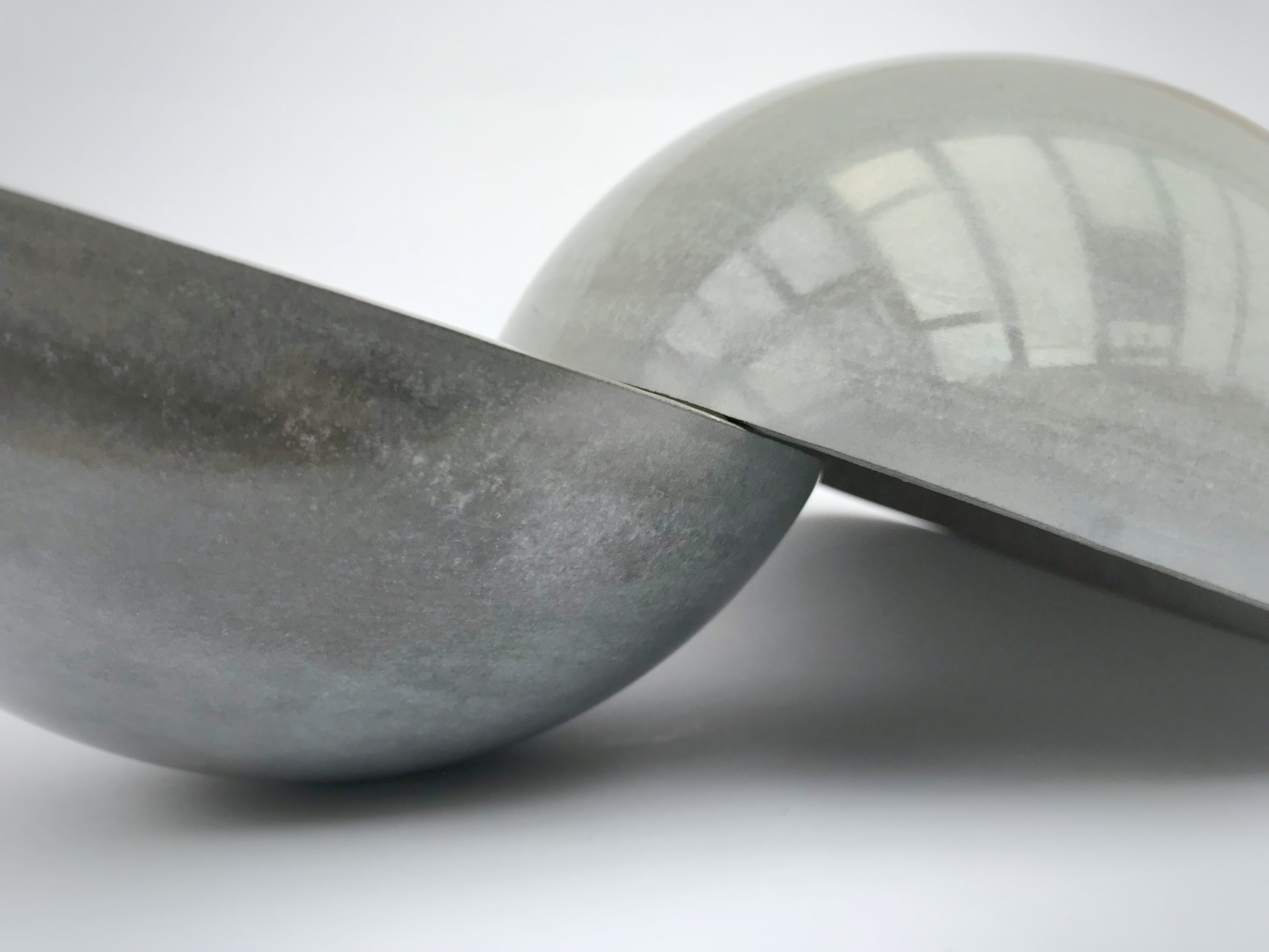 Als Grellroth produzieren Konstrukteurin und Produktdesignerin Diana Schmidt-Rothmeier und Designdozent Bernd Grellmann hochwertige Betonartikel.