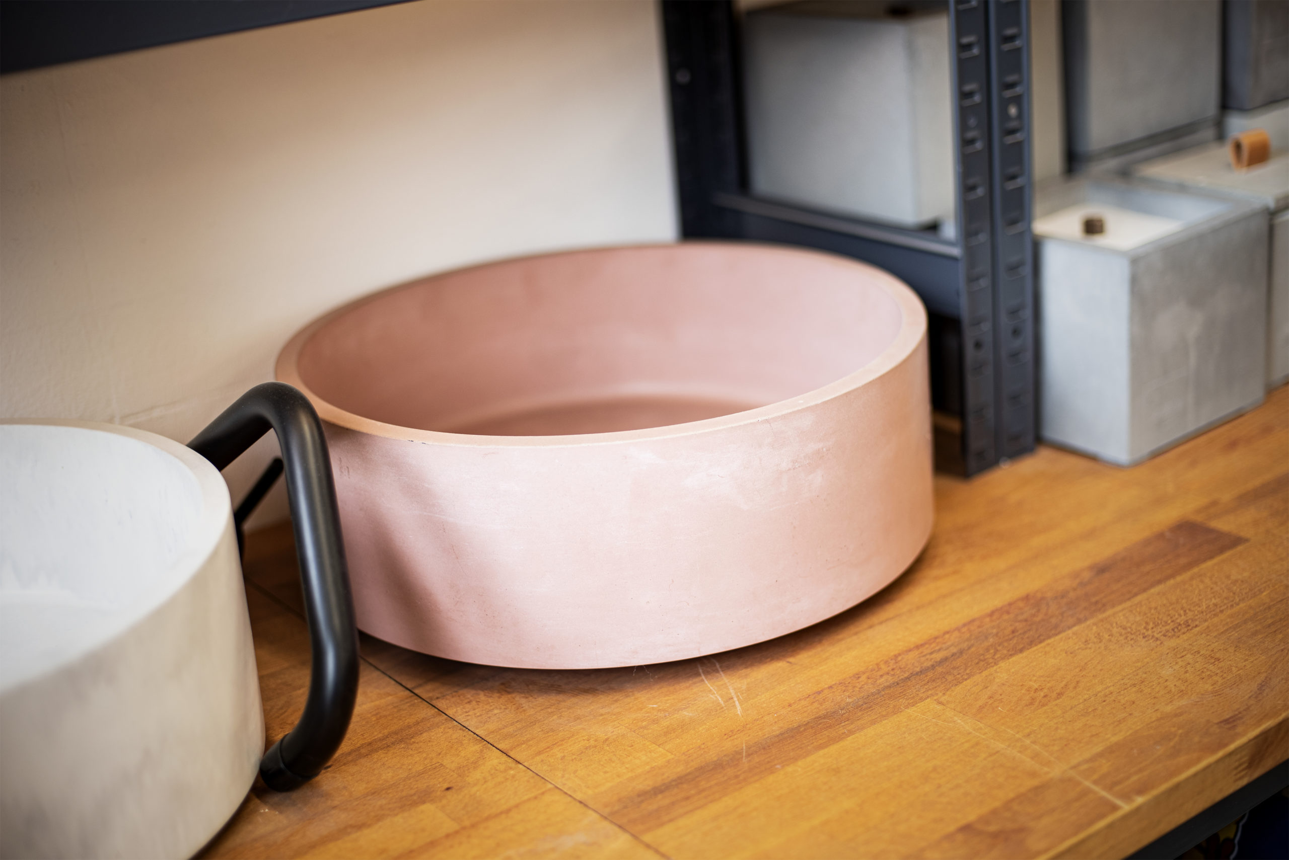 Beton kann auch bunt! Die Pigmente erhalten Diana und Bernd vom Krefelder Großunternehmen Lanxess