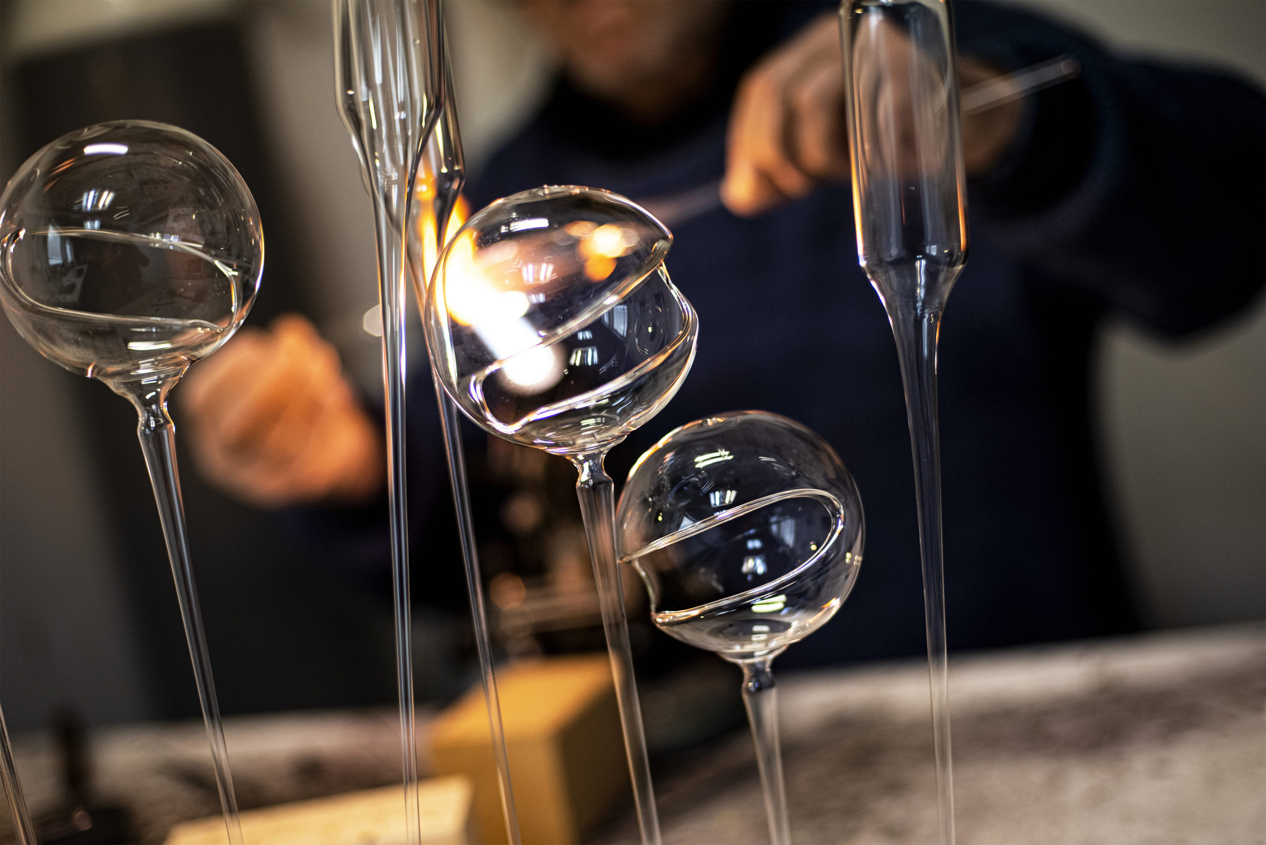 Harald Harrer war früh von der Glaskunst beeindruckt. Heute ist der 73-Jährige einer der ältesten Glasbläser Deutschlands.