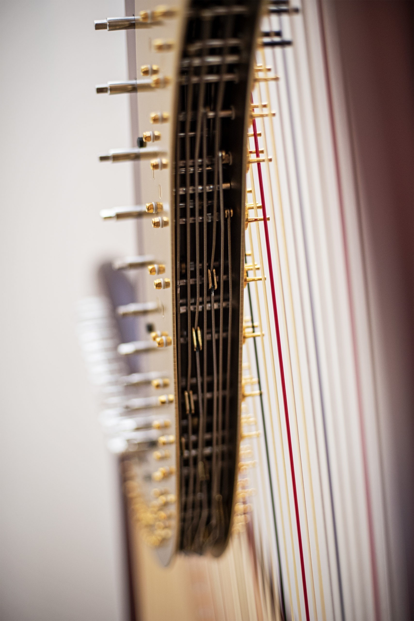 Im Harfenatelier auf Gut Krusshof gibt es sowohl die leichteren, günstigeren Hakenharfen, als auch große, hochwertige Konzertharfen.