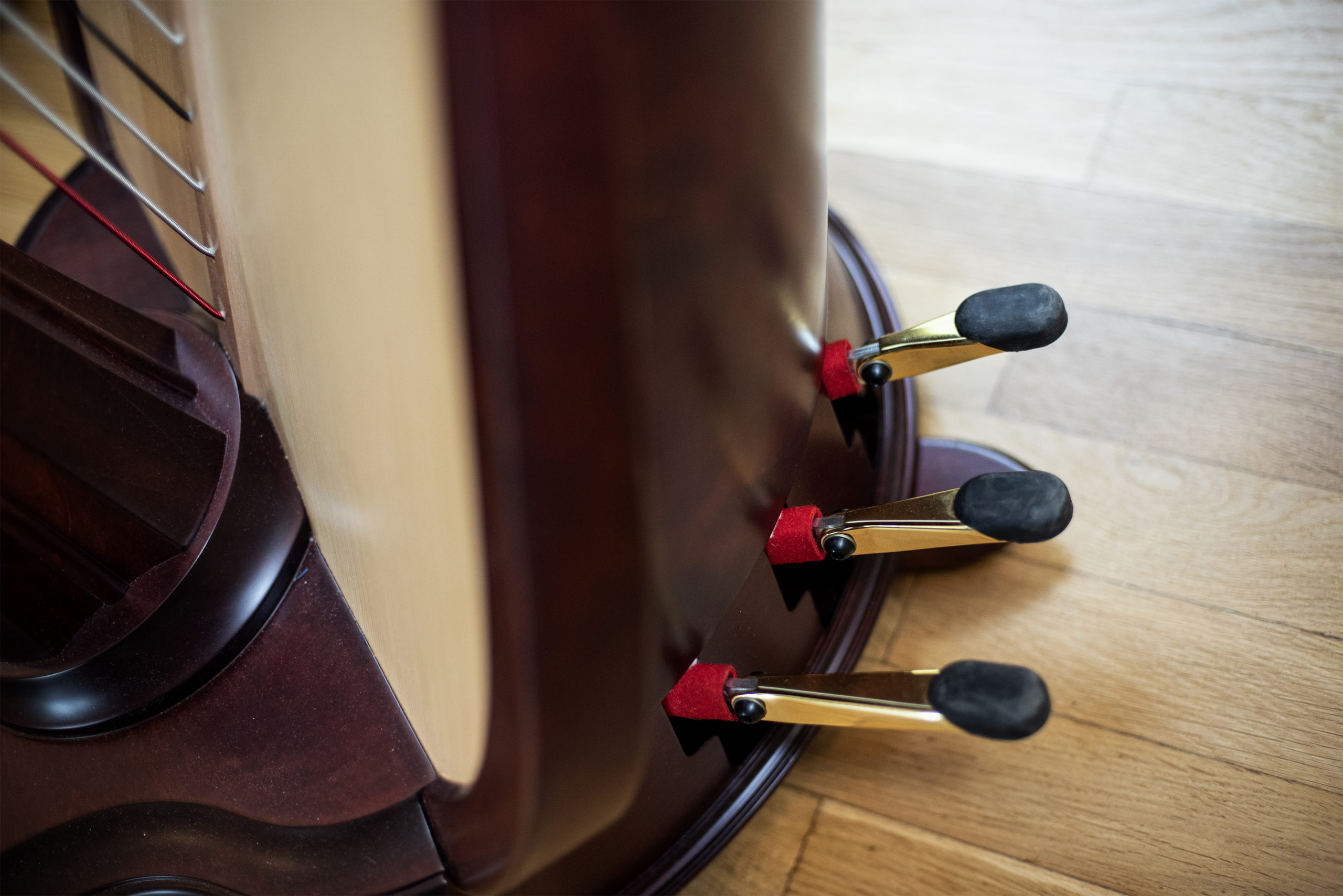 Im Harfenatelier auf Gut Krusshof gibt es sowohl die leichteren, günstigeren Hakenharfen, als auch große, hochwertige Konzertharfen.