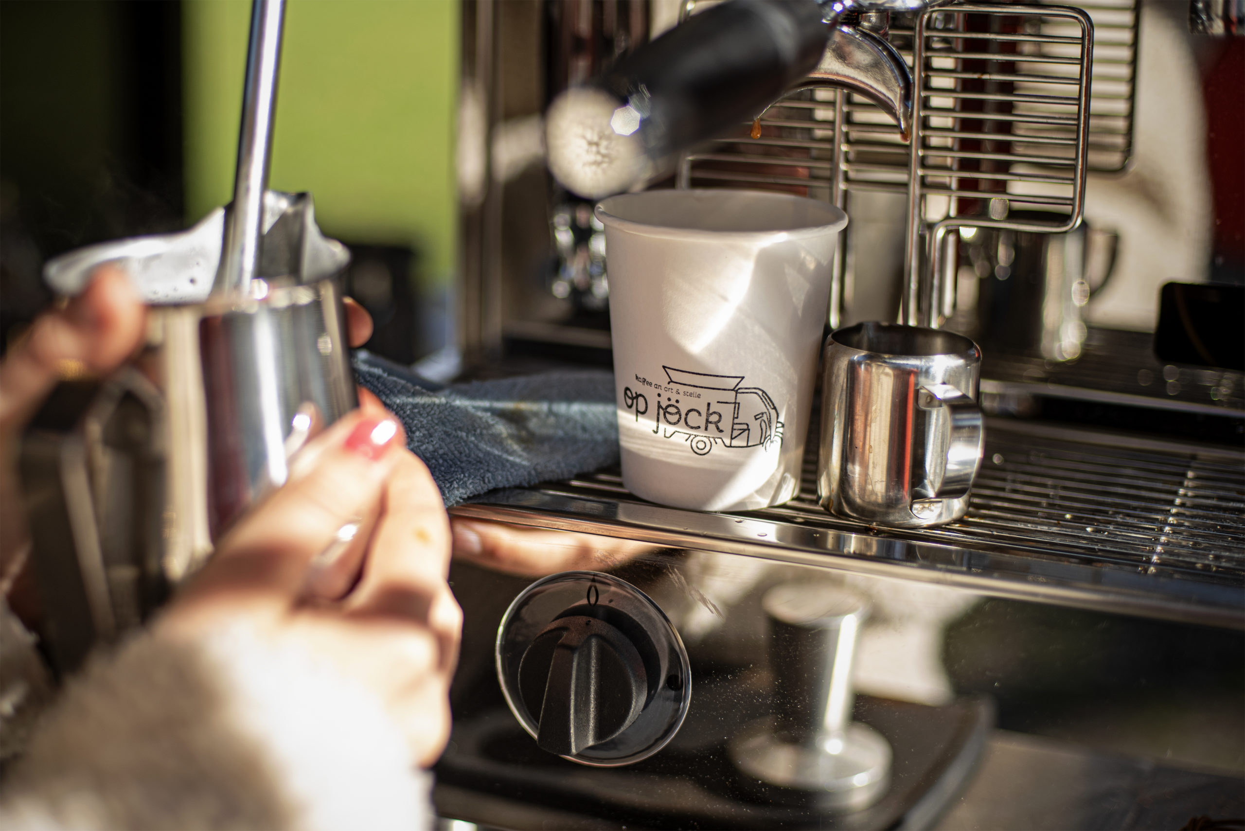 Das Herzstück der mobilen Kaffeebar ist die mit Gasdruck bedienbare Kaffeemaschine