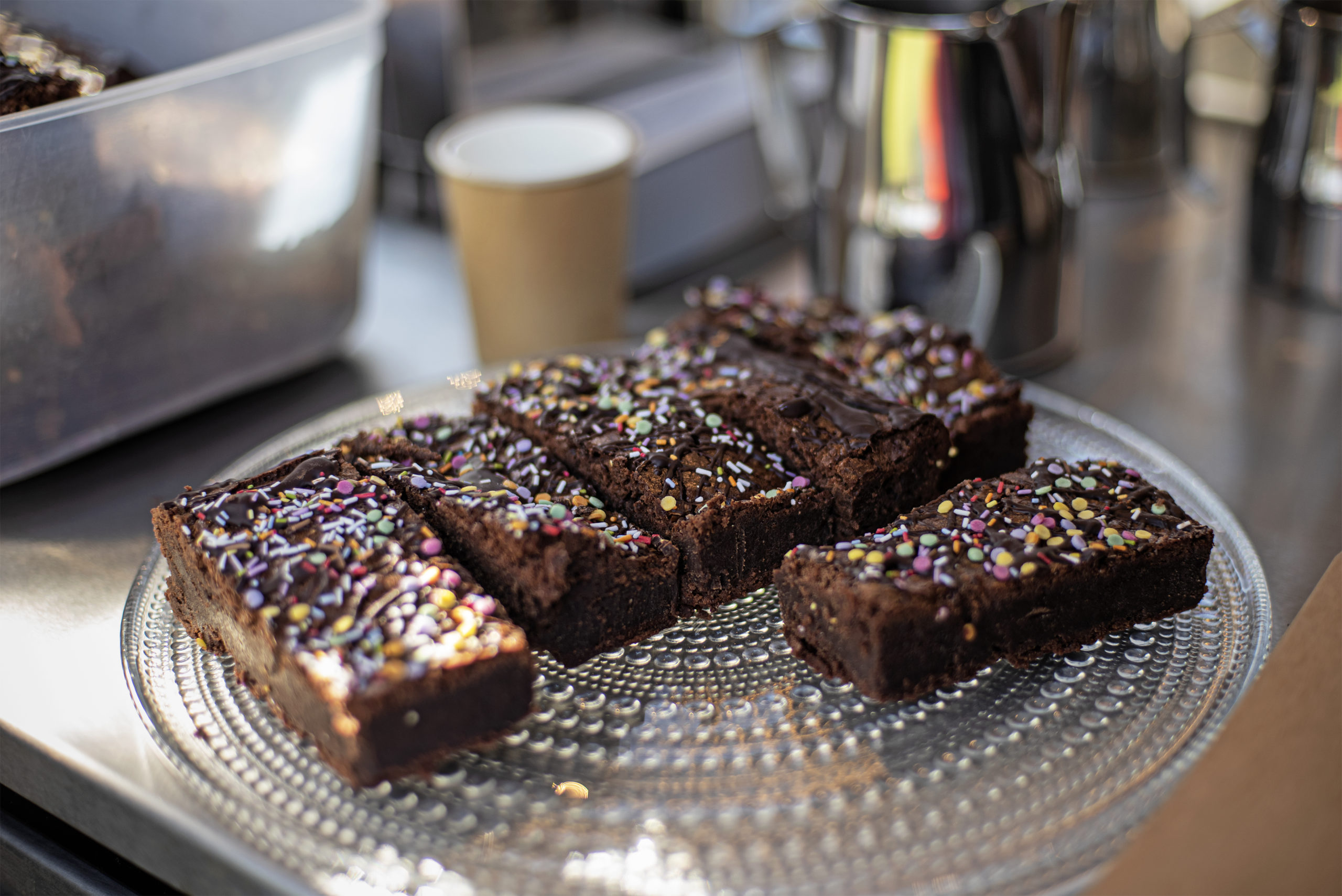Franziska Hauser hat sich mit einer mobilen Kaffeebar namens Gudrun selbstständig gemacht und ist seit Februar mit Kaffeegetränken und Zimtschnecken in Krefeld Parks „op jöck“.