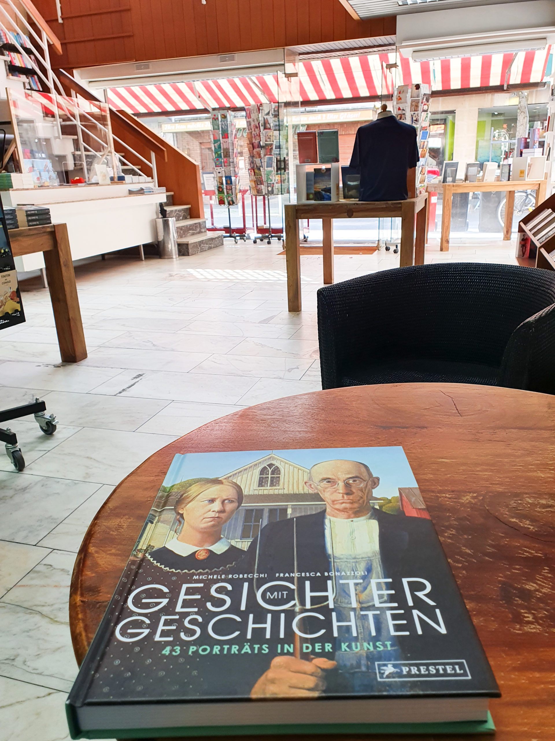 In der Innenstadt befinden sich die beiden ältesten Buchhandlungen Krefelds: die Klein’sche Buchhandlung und Buchhandlung Mennenöh.