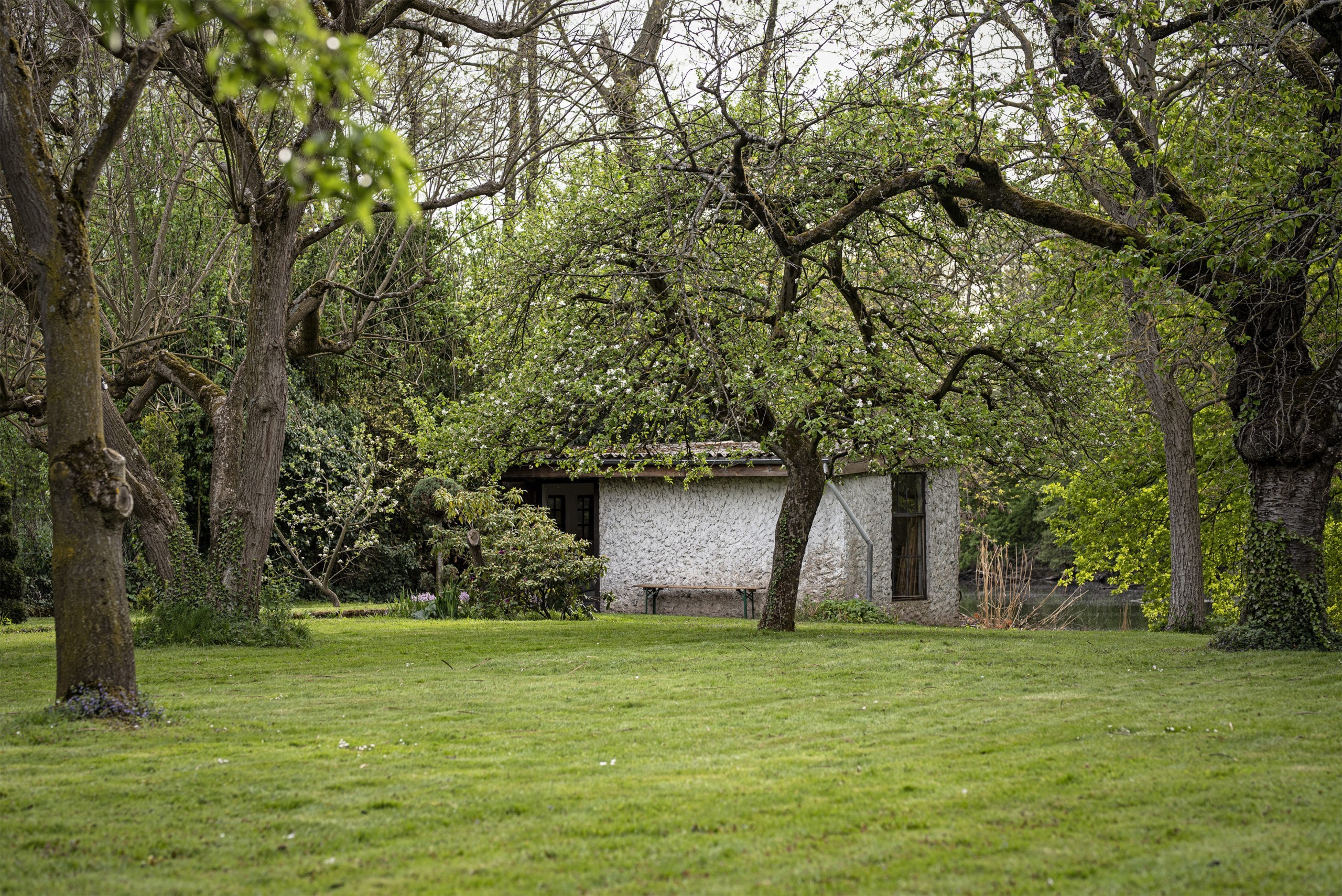Im alten Gartenhaus direkt am Ufer der Niepkuhlen muss Hellmut Seegers häufig gemalt haben