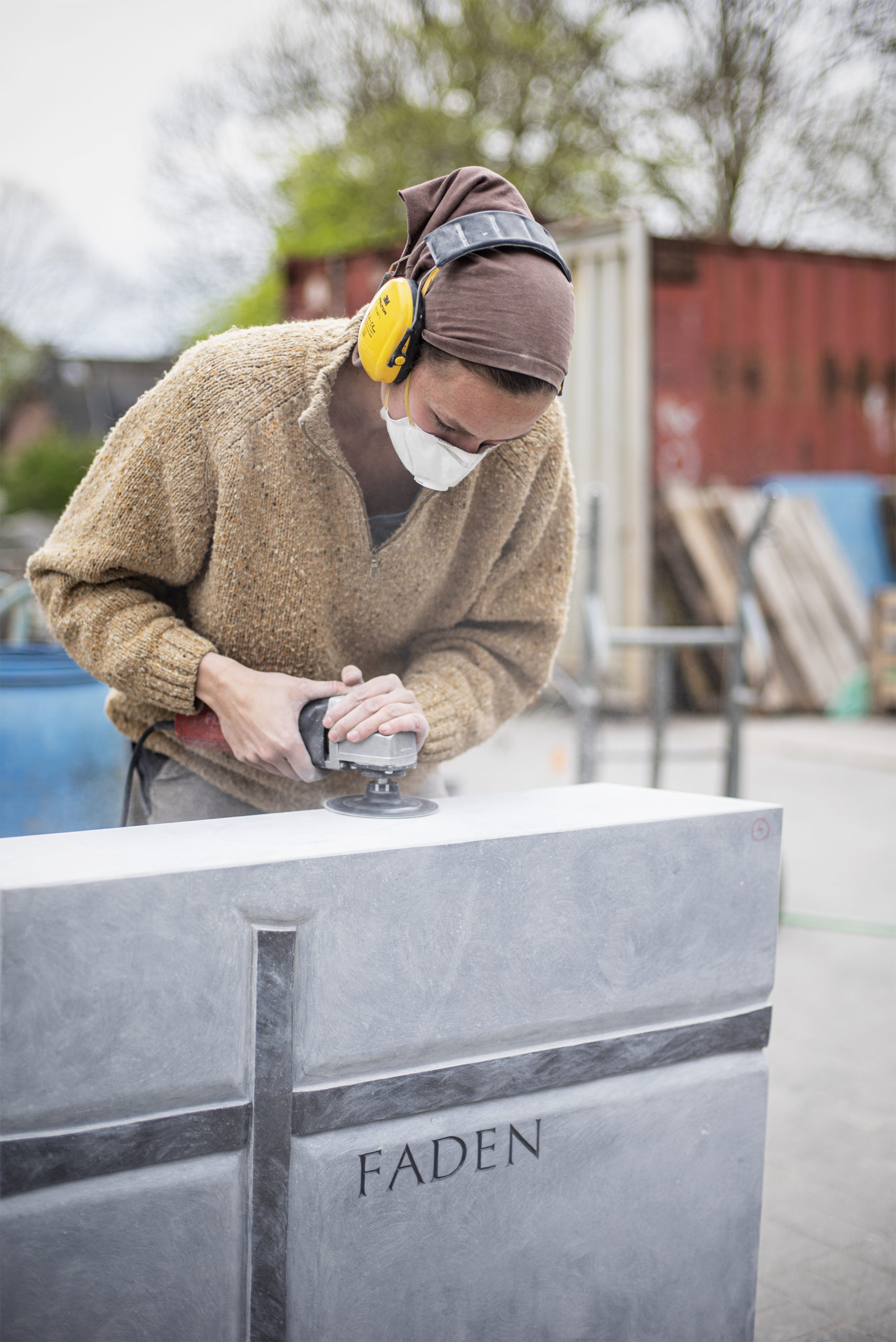 Bildhauerin Laura Heinrichs vereint in ihrem Berufsalltag zwischen Grabmälern und Skulpturen leidenschaftlich Kunst und traditionelles Handwerk.