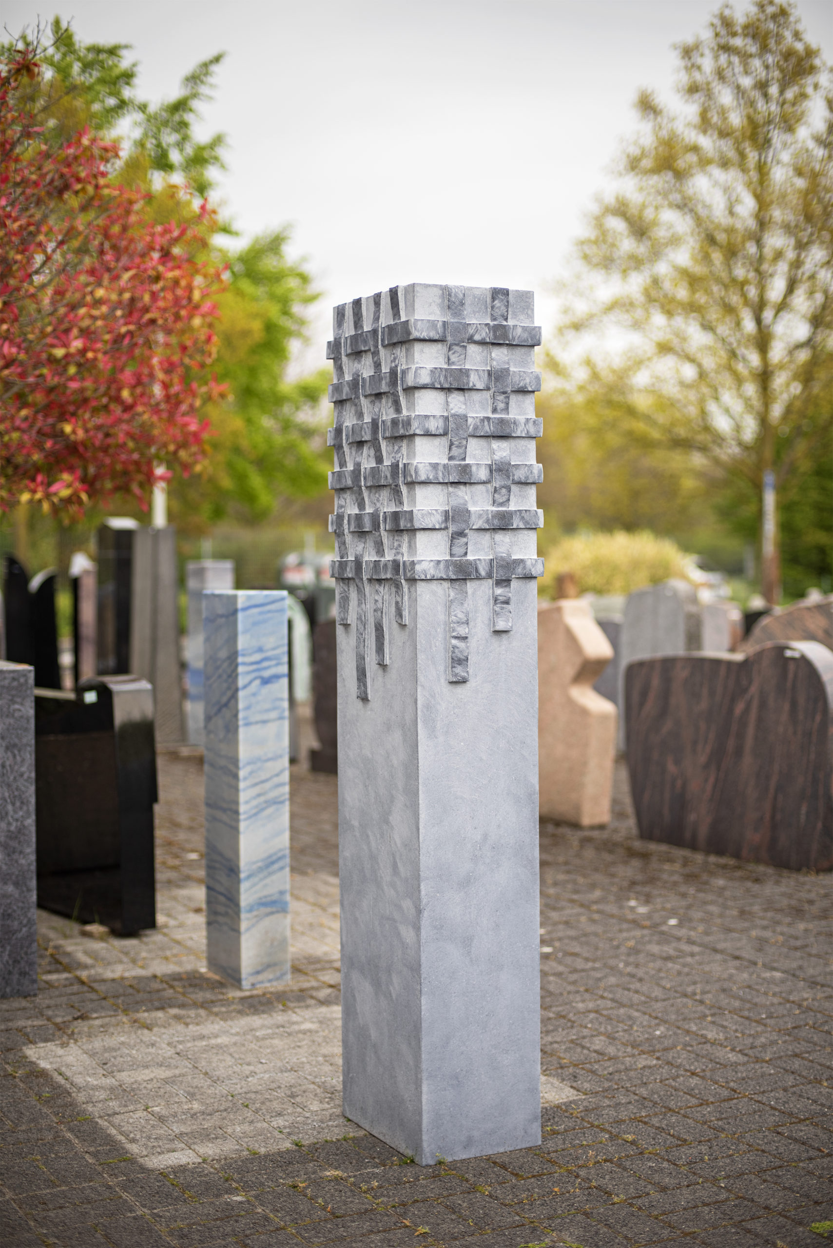 Bildhauerin Laura Heinrichs vereint in ihrem Berufsalltag zwischen Grabmälern und Skulpturen leidenschaftlich Kunst und traditionelles Handwerk.