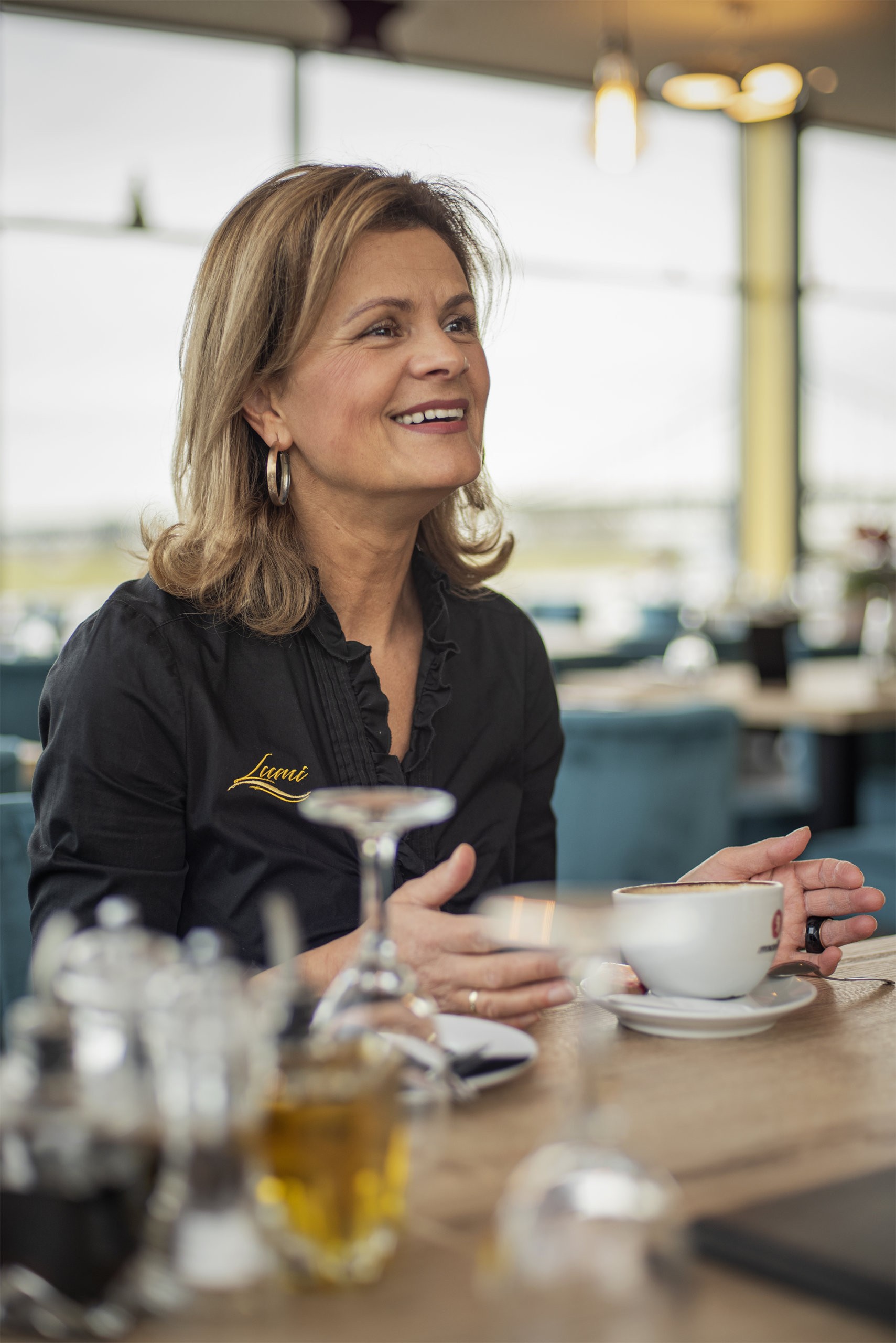 Bukurije Topalli in ihrem Restaurant Lumi am Rhein in Krefeld Uerdingen