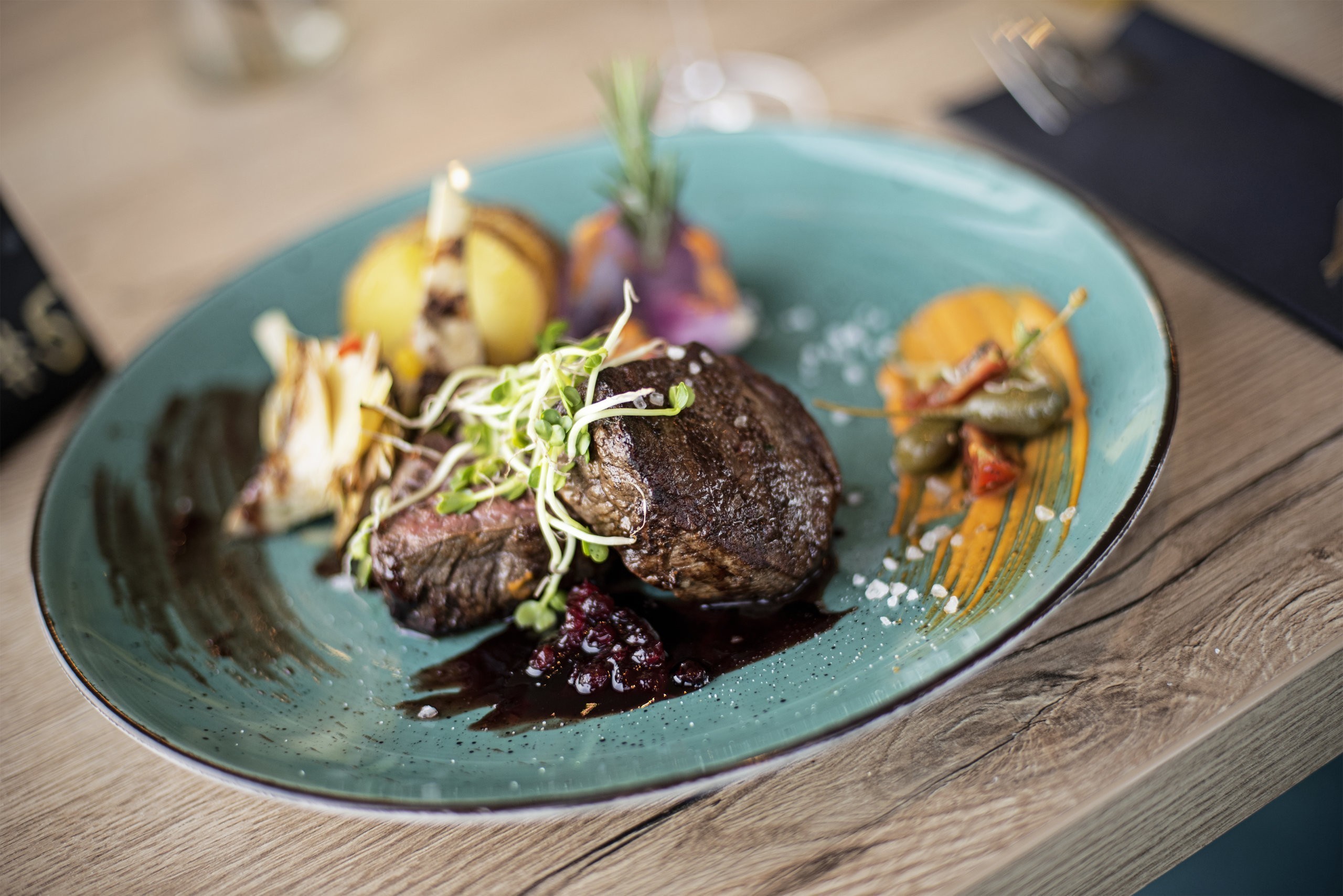 In ihrem Restaurant Lumi am Rhein ermöglicht Familie Topalli ihren Gästen neben köstlichen Speisen auch einen umwerfenden Ausblick.