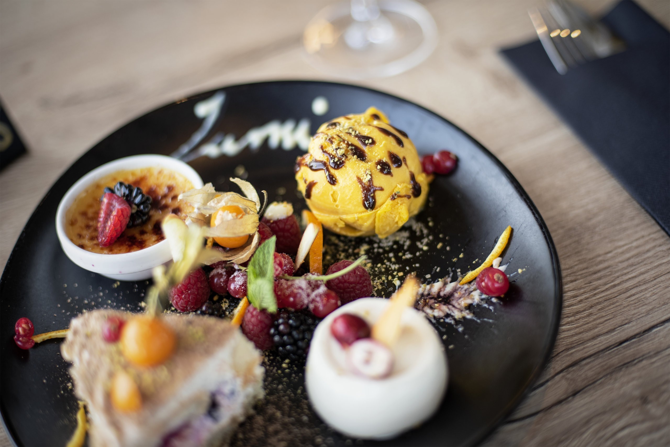 In ihrem Restaurant Lumi am Rhein ermöglicht Familie Topalli ihren Gästen neben köstlichen Speisen auch einen umwerfenden Ausblick.