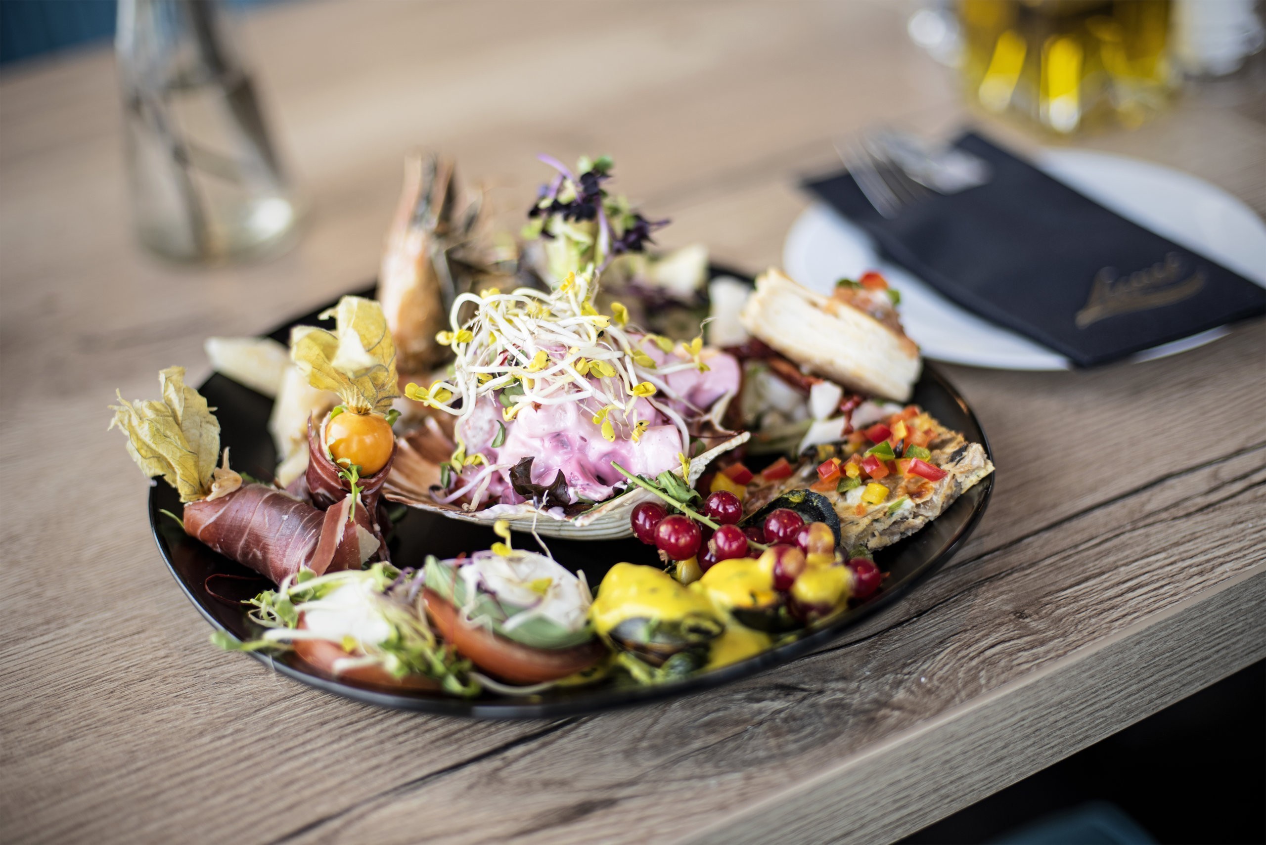 In ihrem Restaurant Lumi am Rhein ermöglicht Familie Topalli ihren Gästen neben köstlichen Speisen auch einen umwerfenden Ausblick.