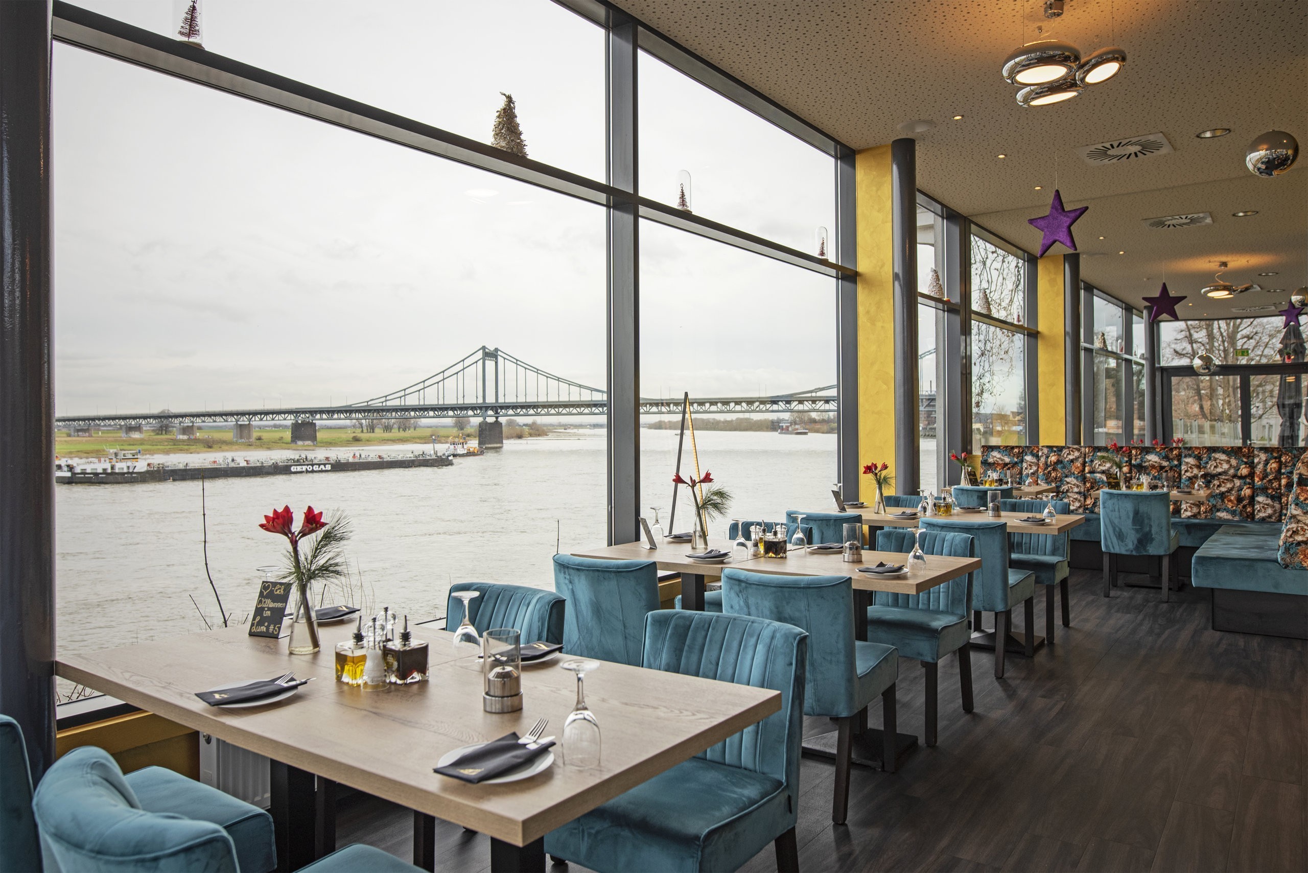 In ihrem Restaurant Lumi am Rhein ermöglicht Familie Topalli ihren Gästen neben köstlichen Speisen auch einen umwerfenden Ausblick.