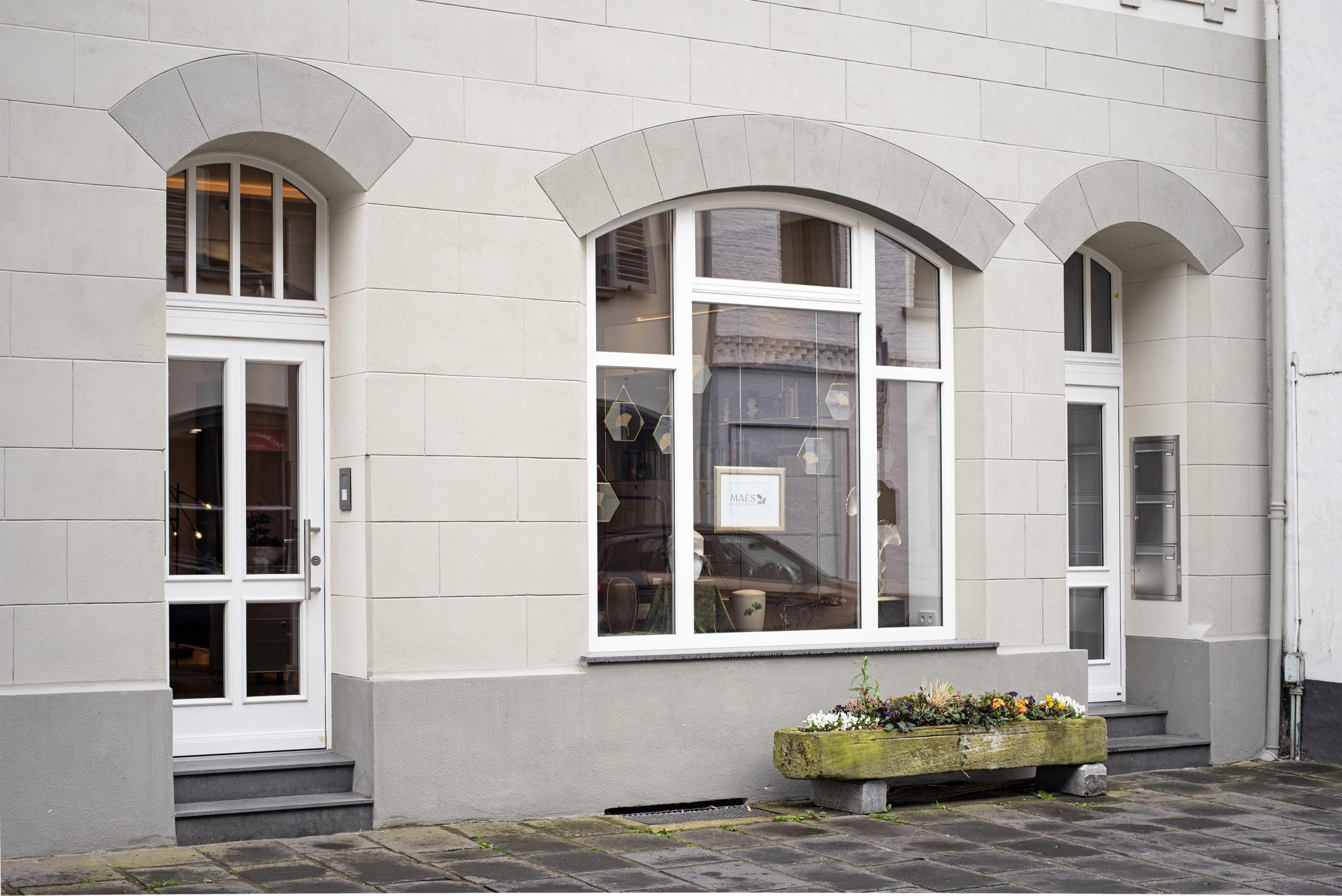 Die Ginkgoblätter, die das neue Logo des Bestattungshauses zieren, sollen die offene Einstellung des Unternehmens symbolisieren. Die bekannte Heilpflanze vereint unterschiedliche Bedeutungsebenen – der Ginkgo ist Lebensbaum, steht für den Kreislauf der Existenz, Dialektik und Weltlichkeit