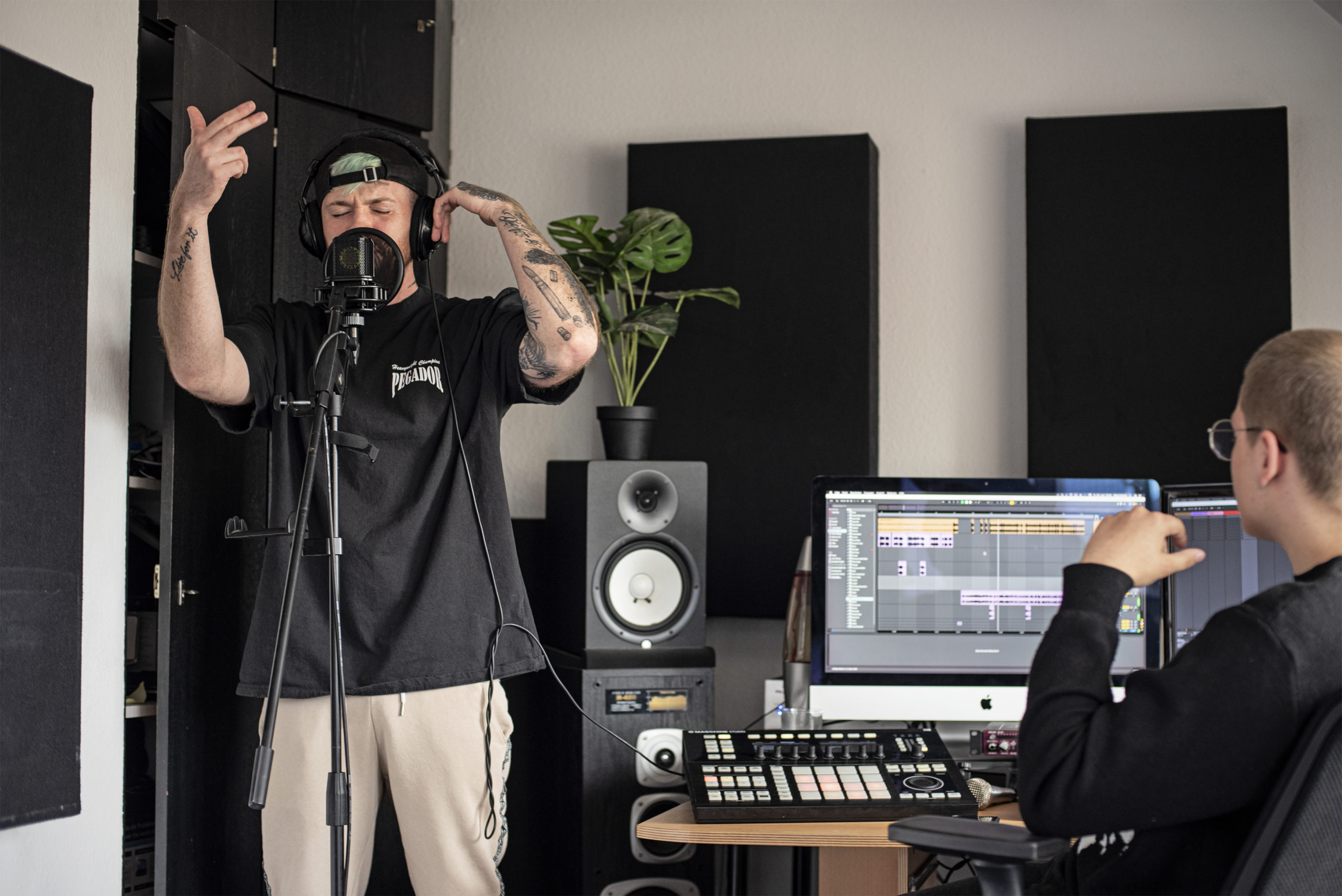 Felix R. Maier ist für ein Musikproduktion-Praktikum aus Freiburg nach Krefeld gekommen. Seit Mai wird von Stimmproduzent Christoph Walter betreut.