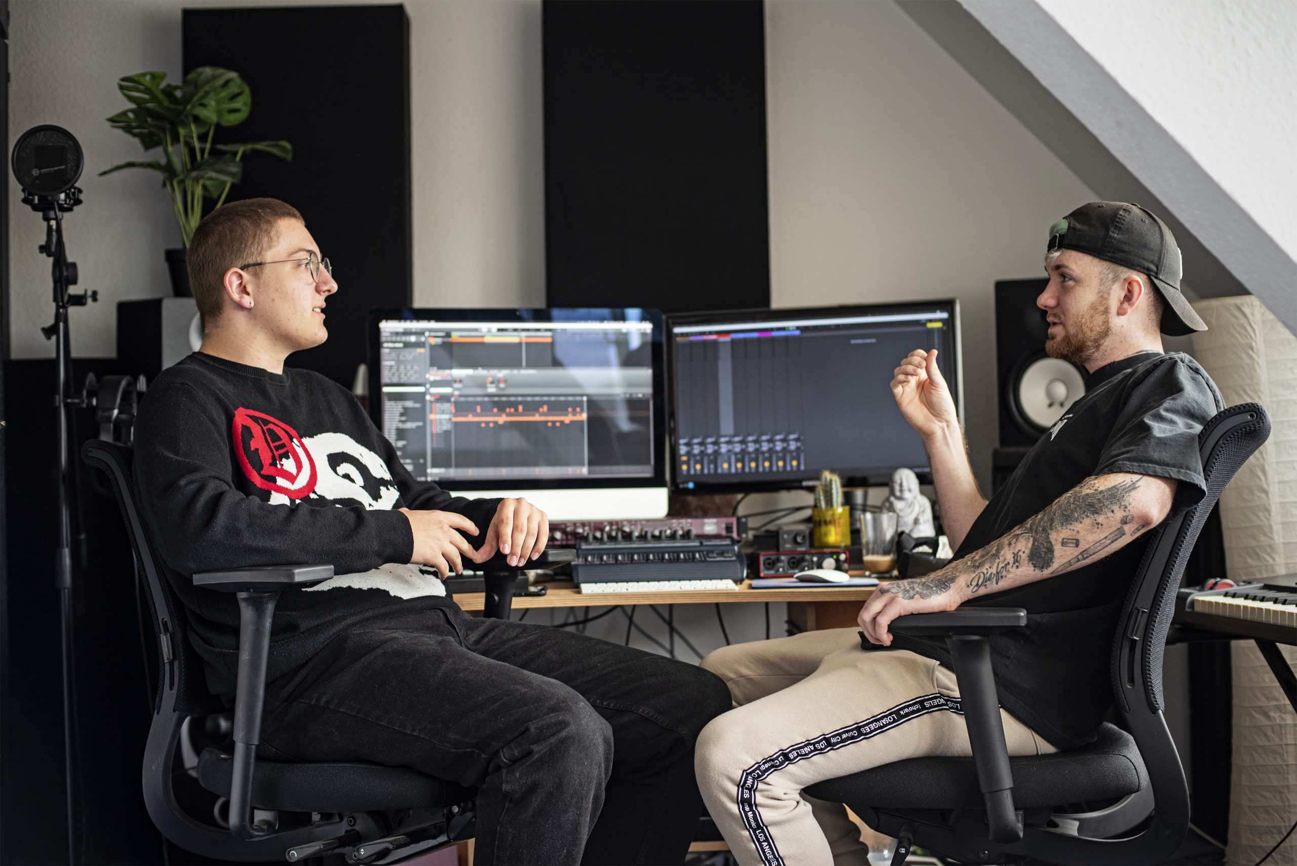 Felix R. Maier ist für ein Musikproduktion-Praktikum aus Freiburg nach Krefeld gekommen. Seit Mai wird von Stimmproduzent Christoph Walter betreut.