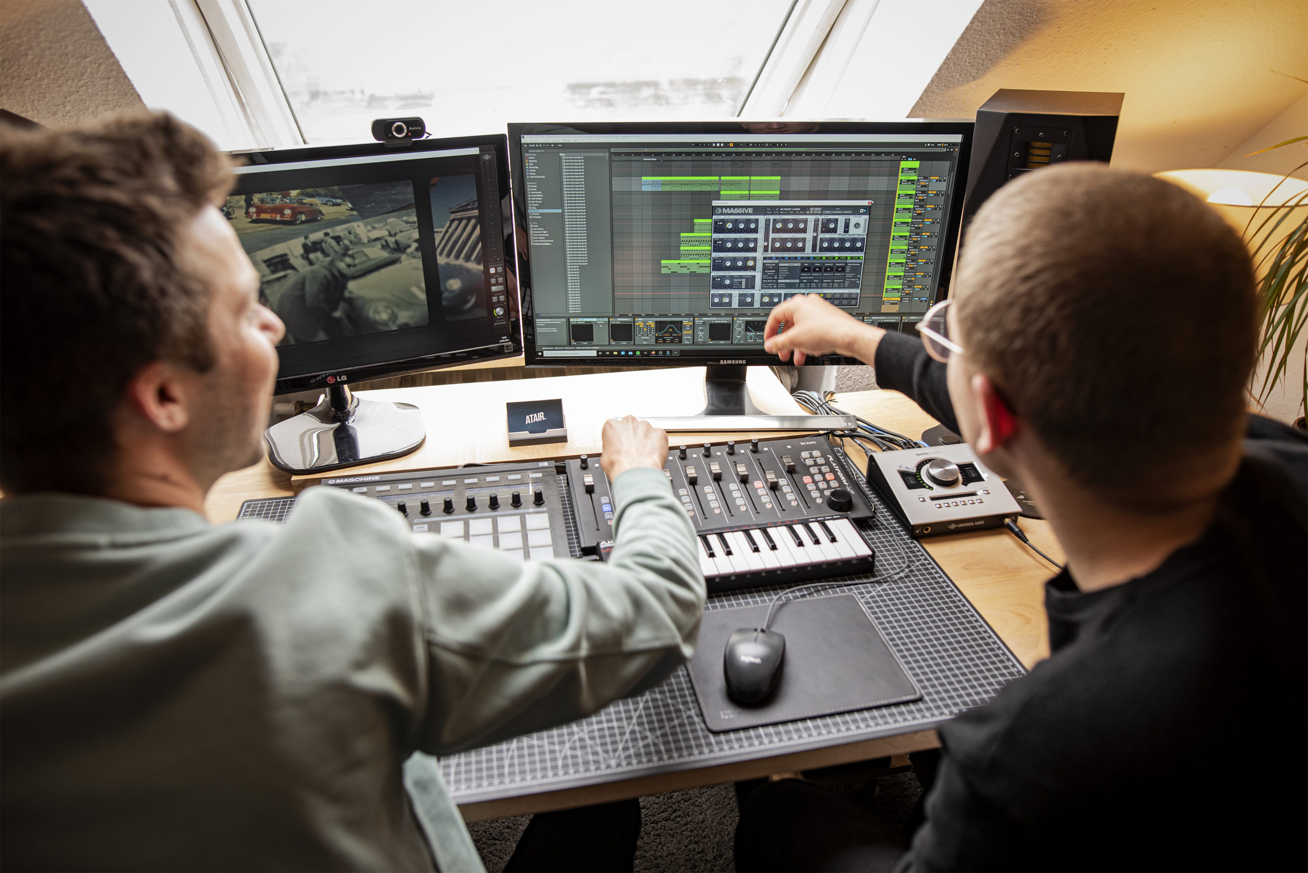 Felix R. Maier ist für ein Musikproduktion-Praktikum aus Freiburg nach Krefeld gekommen. Seit Mai wird von Stimmproduzent Christoph Walter betreut.