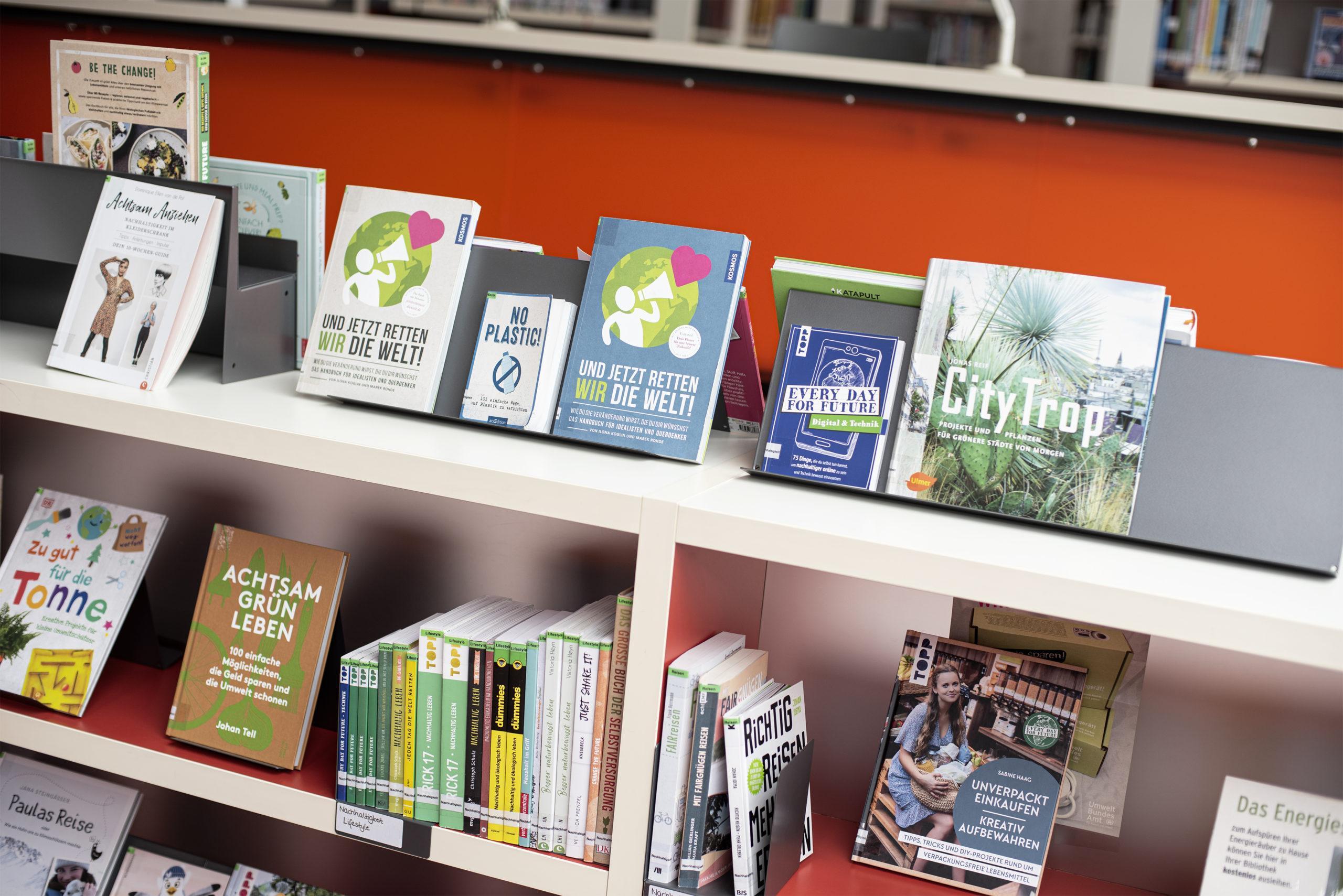 Mediotheksleiterin Evelyn Buchholtz und der Vorstand der Freunde und Förderer der Mediothek erklären den Wert des Lesens und wie sie dabei helfen, ihn zu erhalten.