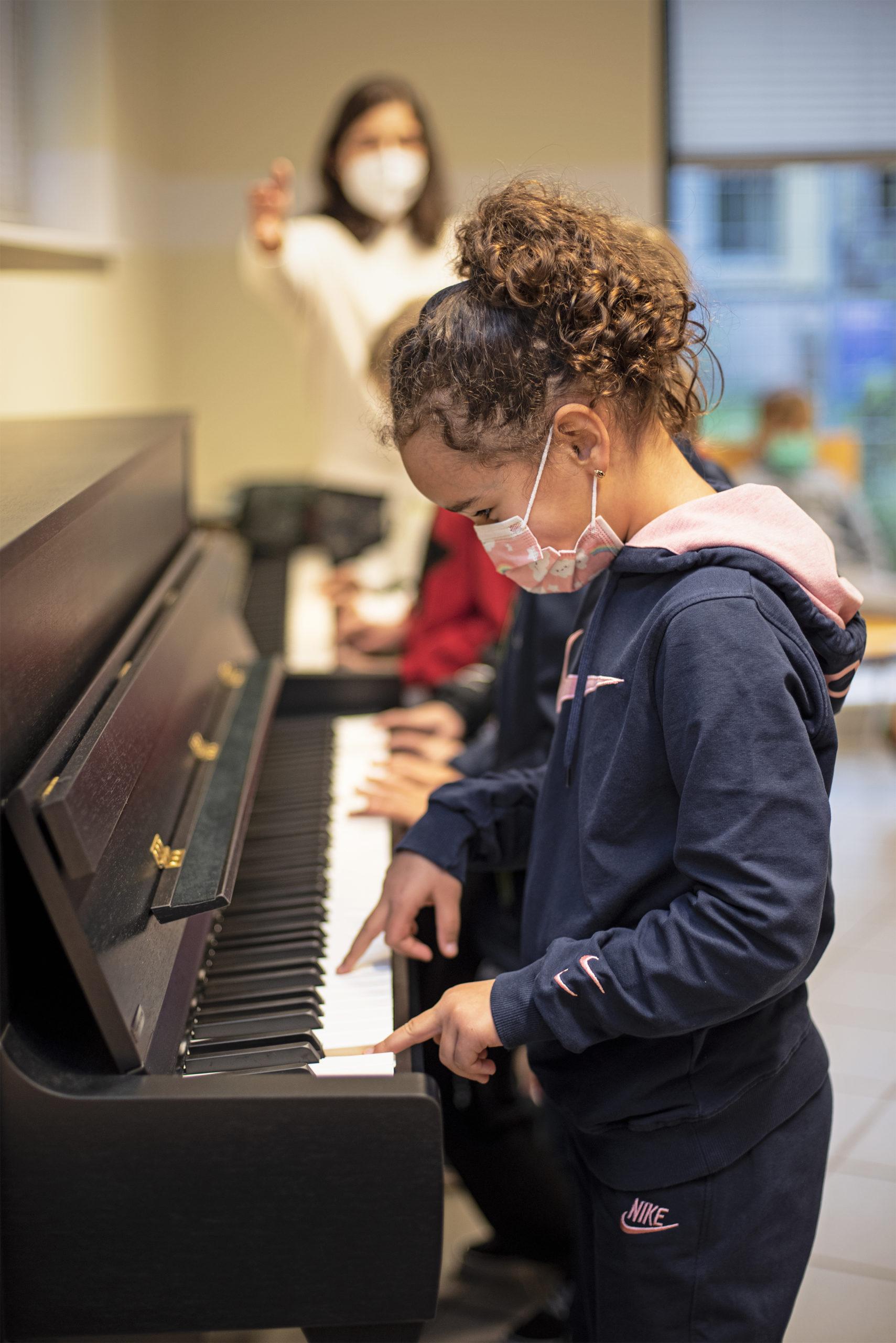 Mit dem Klaviergruppenunterricht an Grundschulen erfüllt sich die Musikschule Krefeld einen Herzenswunsch. Ermöglicht wurde dies auch durch den Klavierproduzenten Kawai.