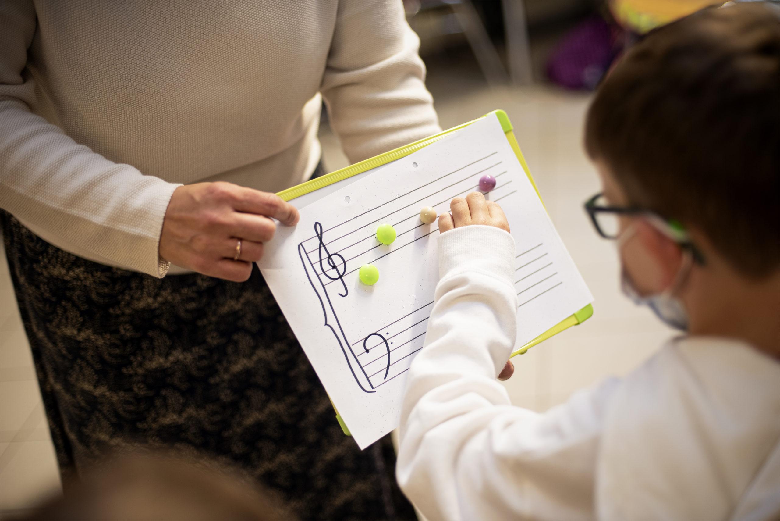 Mit dem Klaviergruppenunterricht an Grundschulen erfüllt sich die Musikschule Krefeld einen Herzenswunsch. Ermöglicht wurde dies auch durch den Klavierproduzenten Kawai.