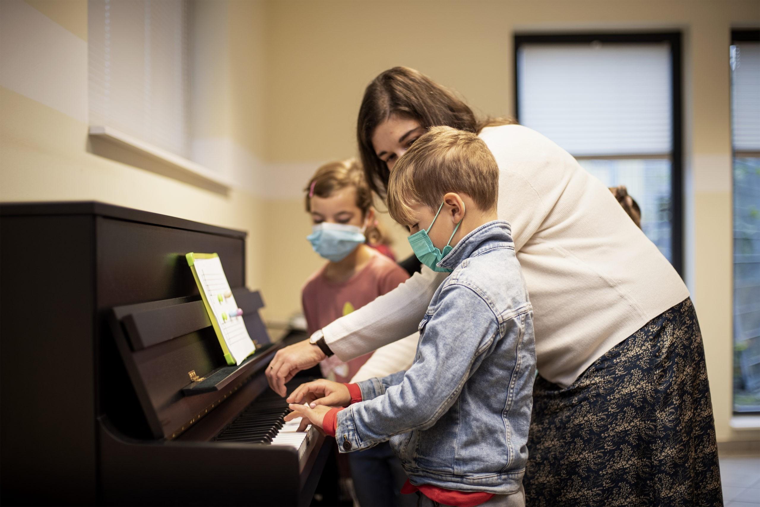 Mit dem Klaviergruppenunterricht an Grundschulen erfüllt sich die Musikschule Krefeld einen Herzenswunsch. Ermöglicht wurde dies auch durch den Klavierproduzenten Kawai.