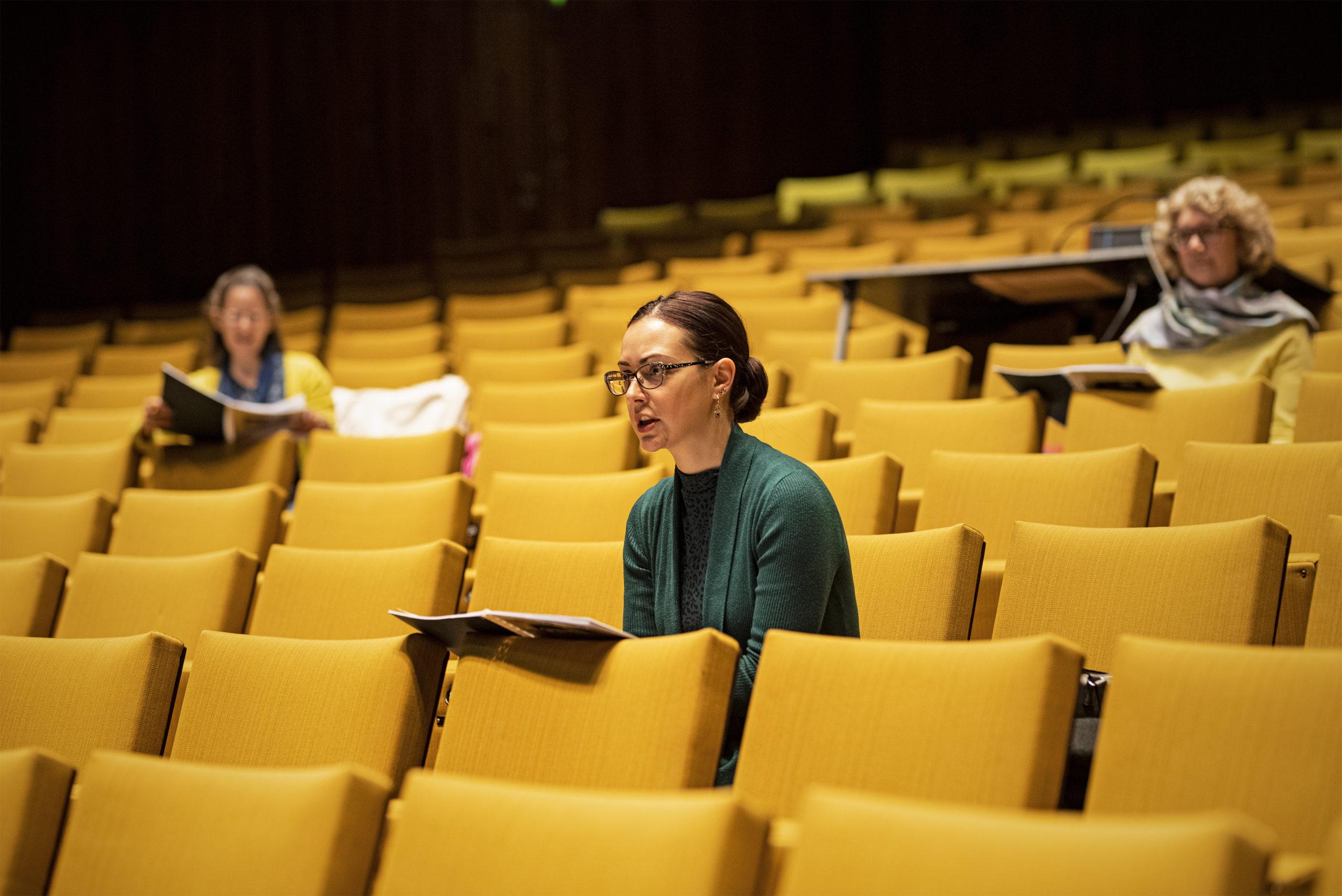Der Opernchor besetzt eine unerlässliche Rolle im Alltag des Theater Krefeld und Mönchengladbach – und das geht nur mit viel Übung.