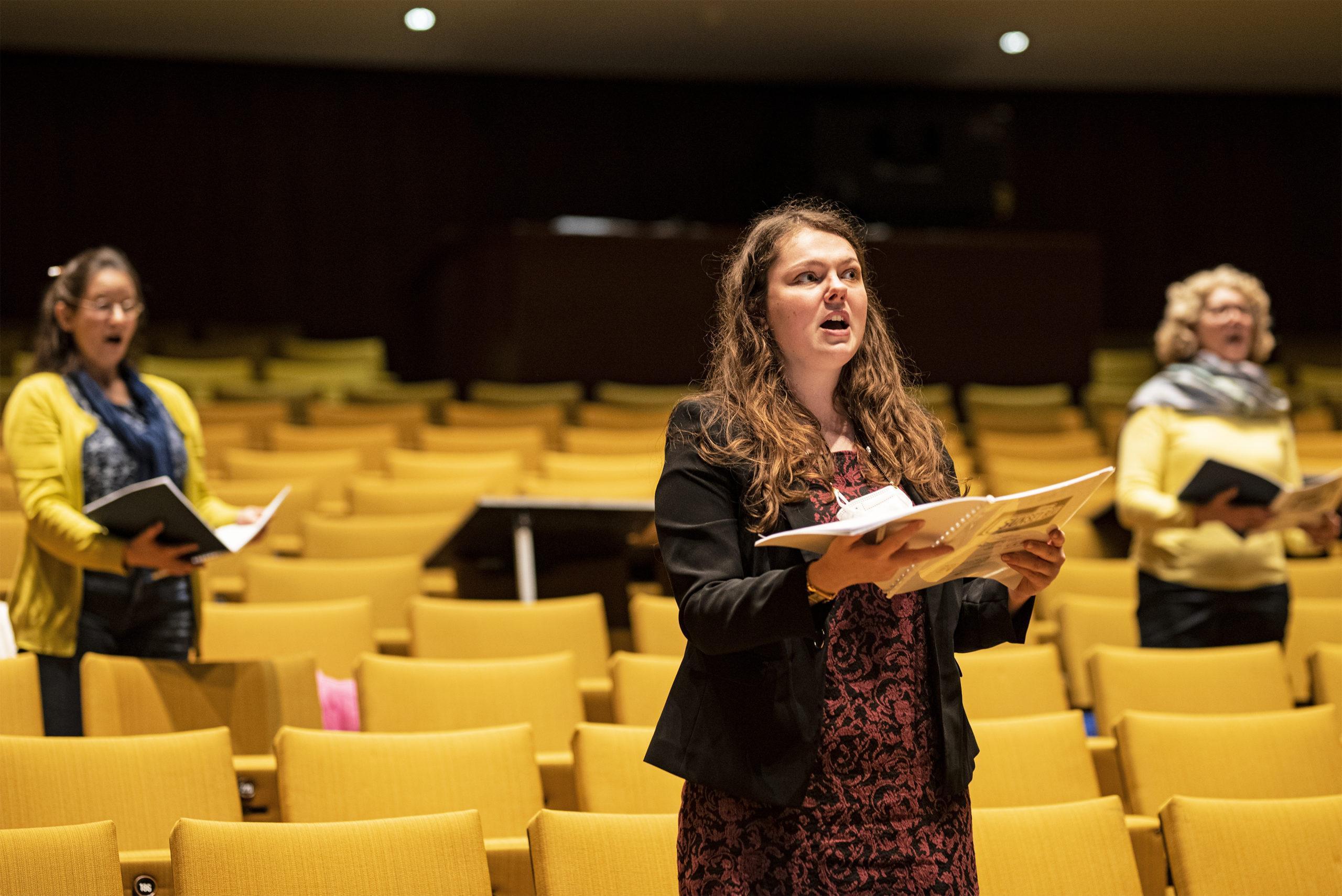 Der Opernchor besetzt eine unerlässliche Rolle im Alltag des Theater Krefeld und Mönchengladbach – und das geht nur mit viel Übung.