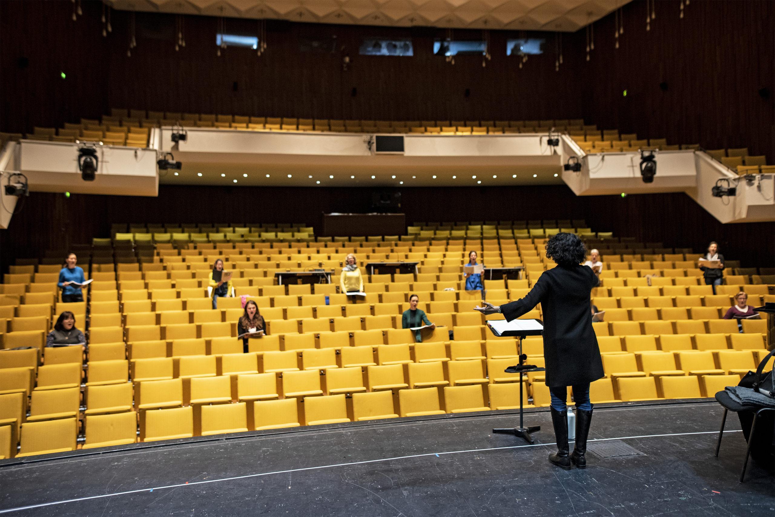 Der Opernchor besetzt eine unerlässliche Rolle im Alltag des Theater Krefeld und Mönchengladbach – und das geht nur mit viel Übung.