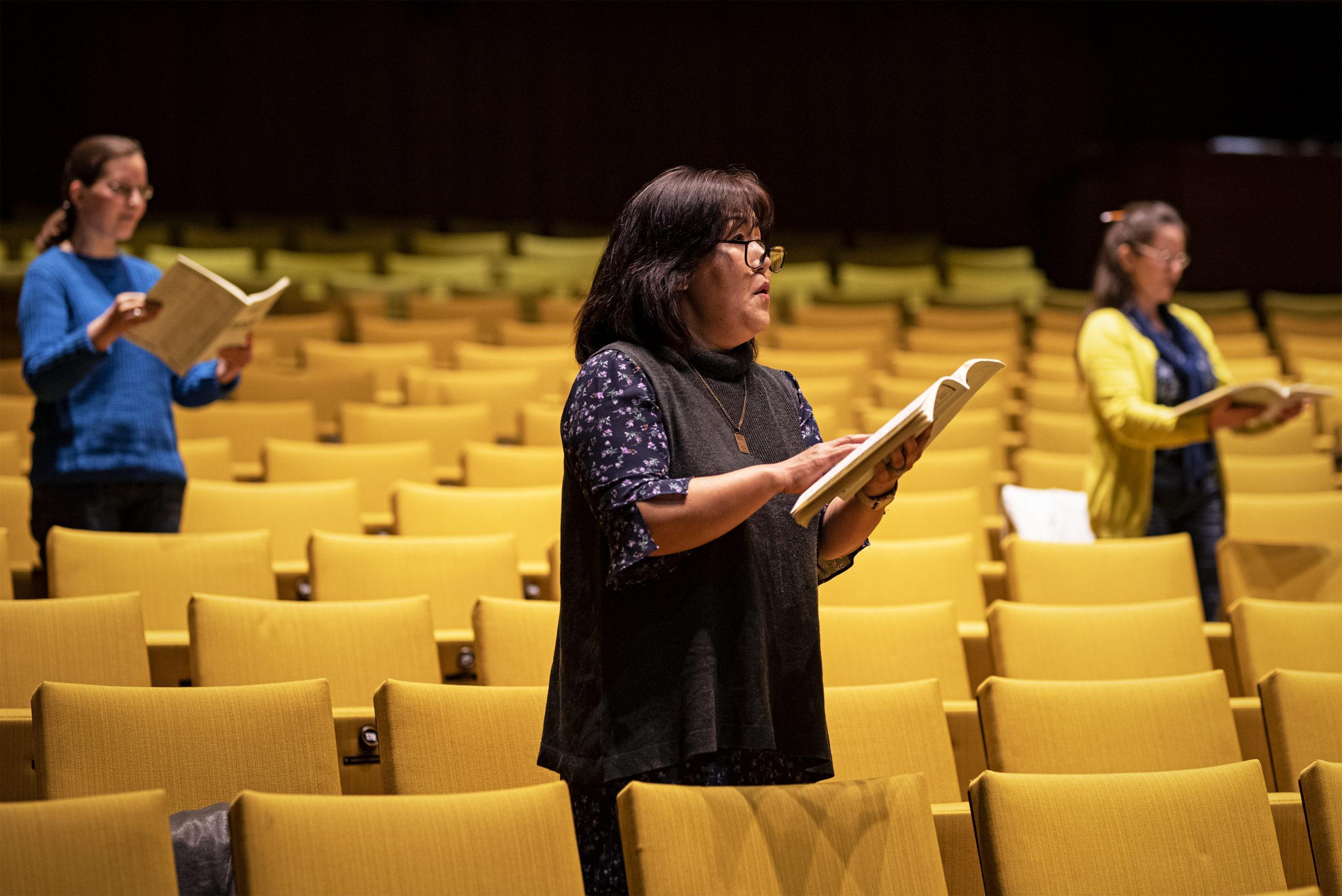 Der Opernchor besetzt eine unerlässliche Rolle im Alltag des Theater Krefeld und Mönchengladbach – und das geht nur mit viel Übung.