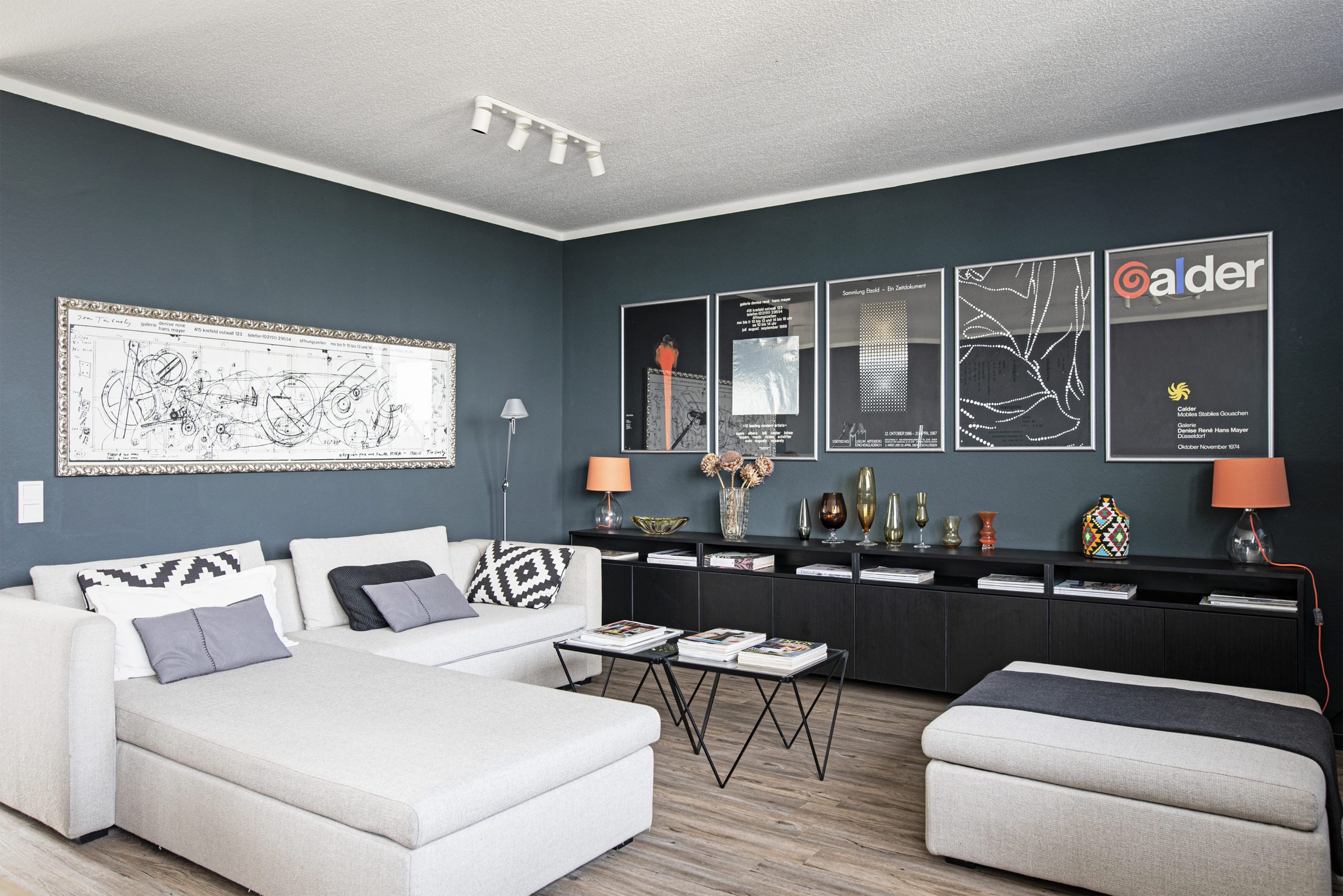 Die Wohnung des 76-Jährigen könnte glatt in einem Interiormagazin abgebildet werden und liegt im bekannten Mississippidamfer am Bleichpfad