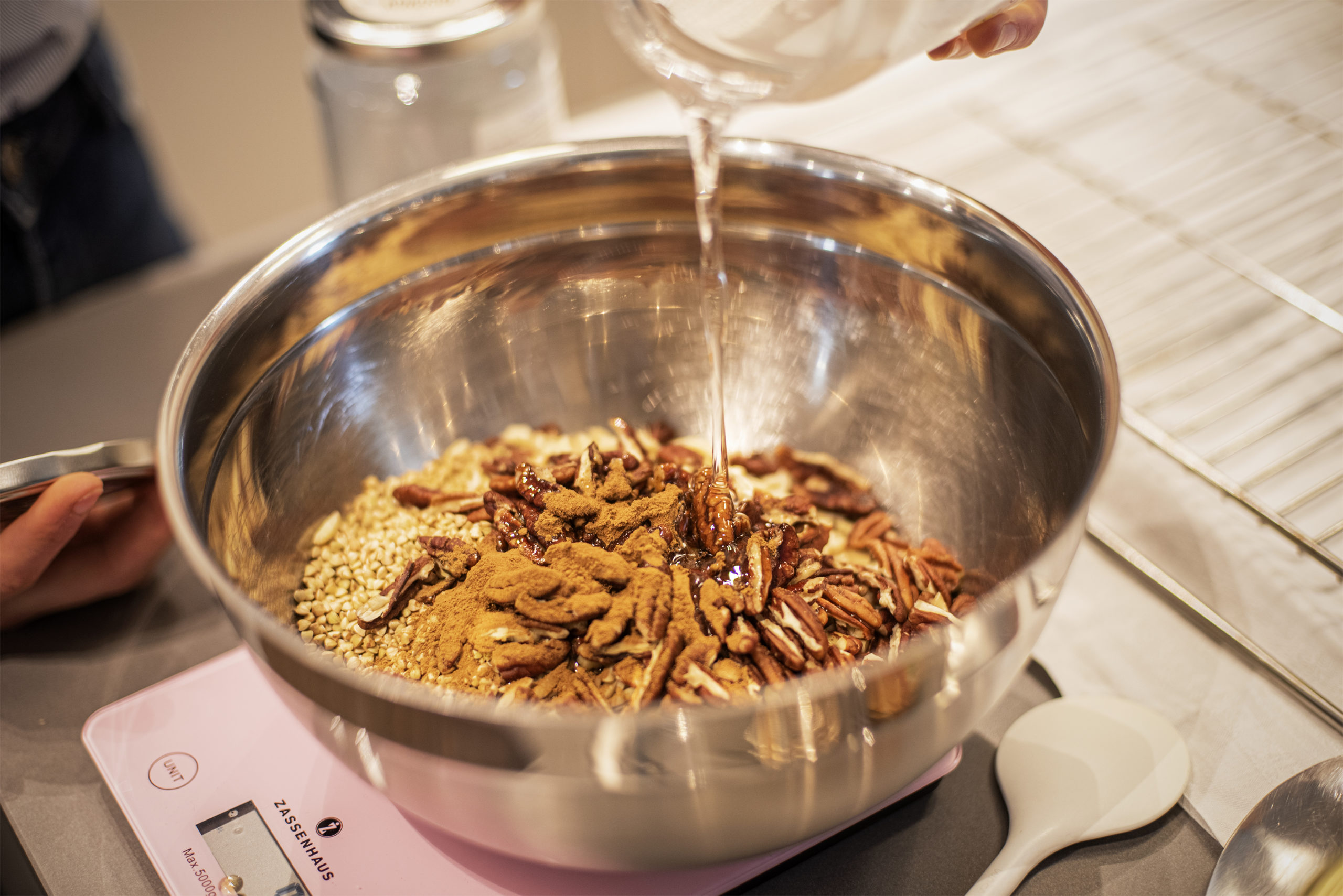 Die 19-Jährige Sophie Pulm hat mit Solskin ihre eigene gesunde Müsli-Marke entwickelt, die ohne raffinierten Zucker auskommt.