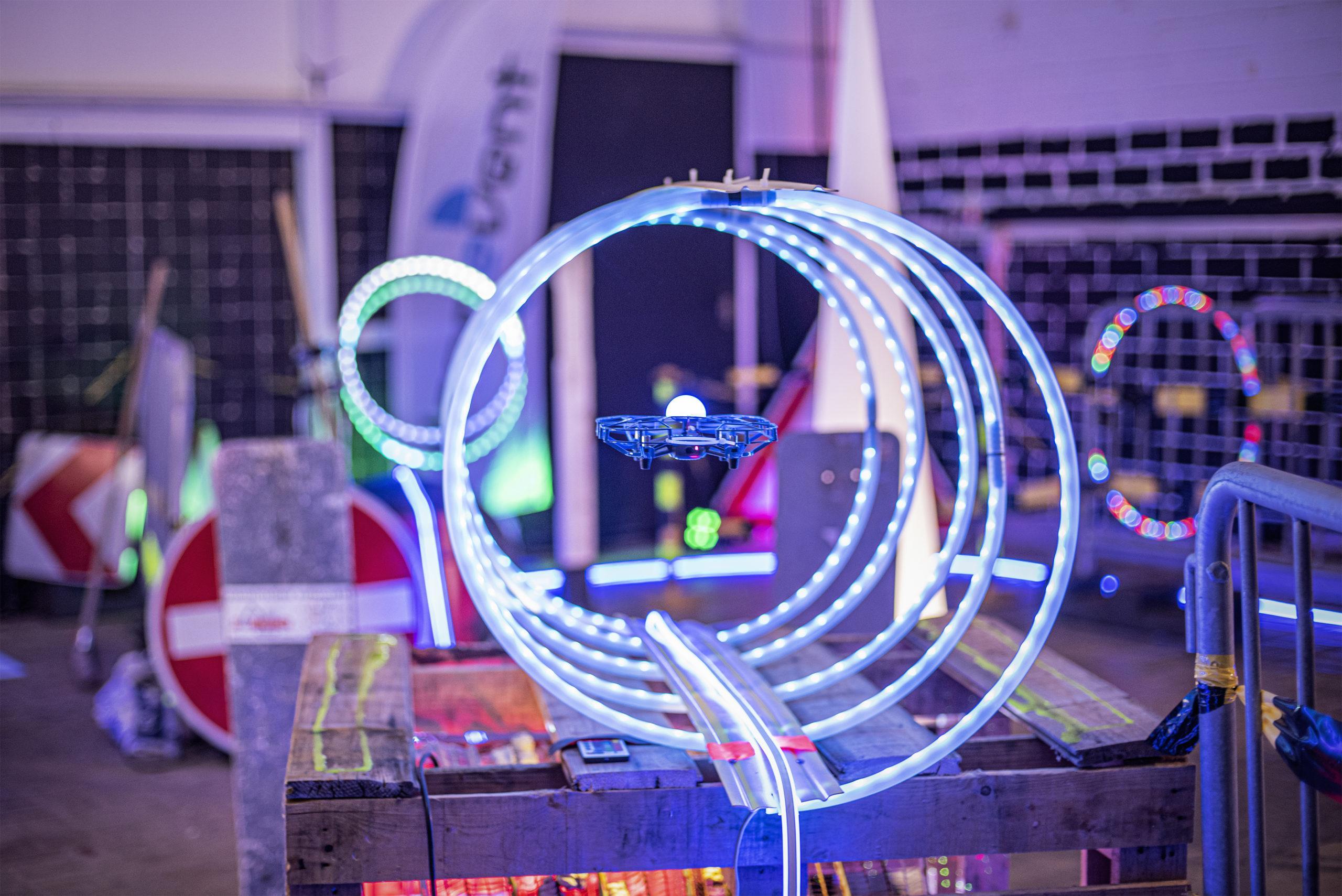 Bei dronevent haben Teams und Privatpersonen die Möglichkeit, ihre Gruppendynamik beim spielerischen Drohnenflug auszutesten. Dank DRONEREMOTE geht dies auch von zu Hause aus.