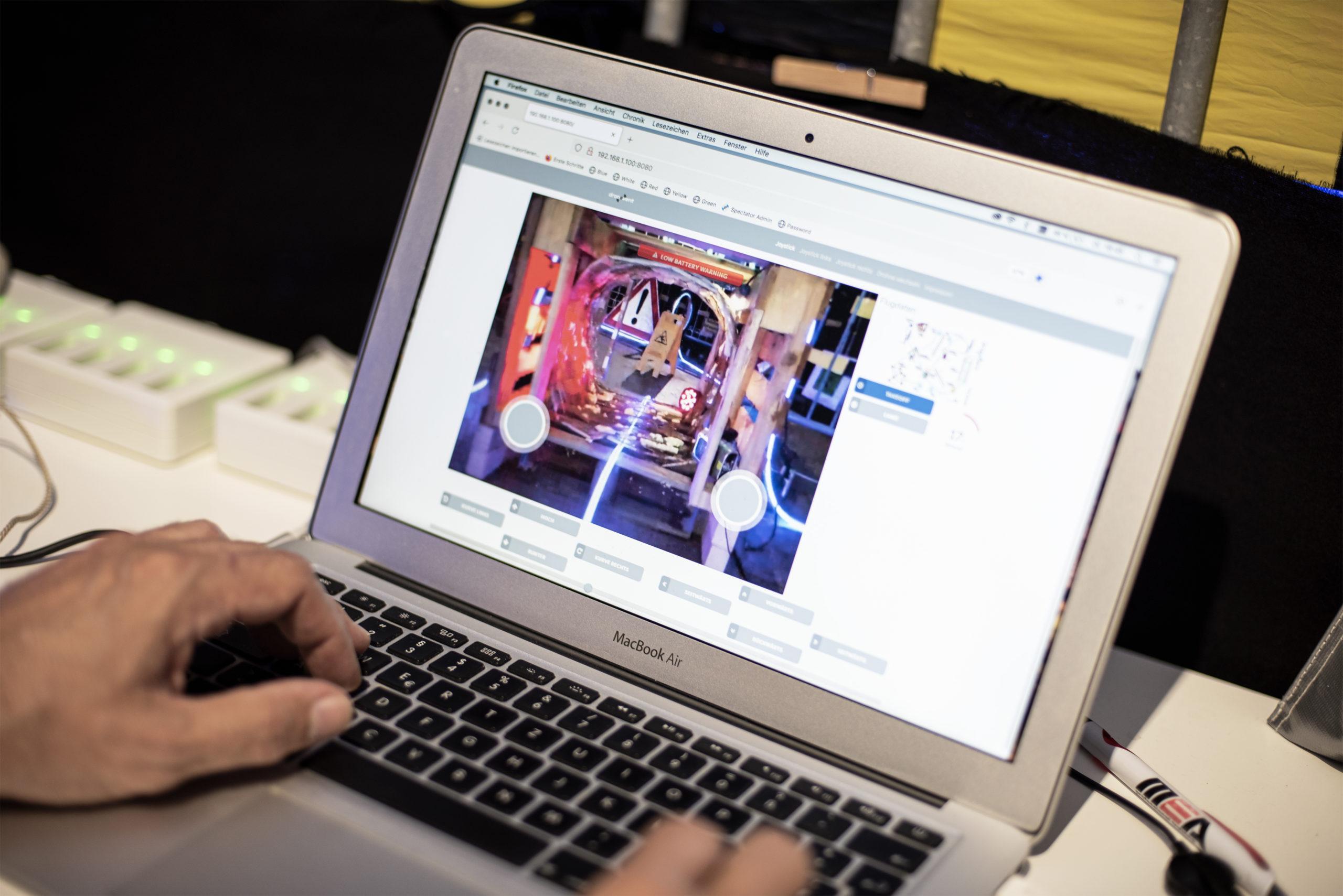 Bei dronevent haben Teams und Privatpersonen die Möglichkeit, ihre Gruppendynamik beim spielerischen Drohnenflug auszutesten. Dank DRONEREMOTE geht dies auch von zu Hause aus.