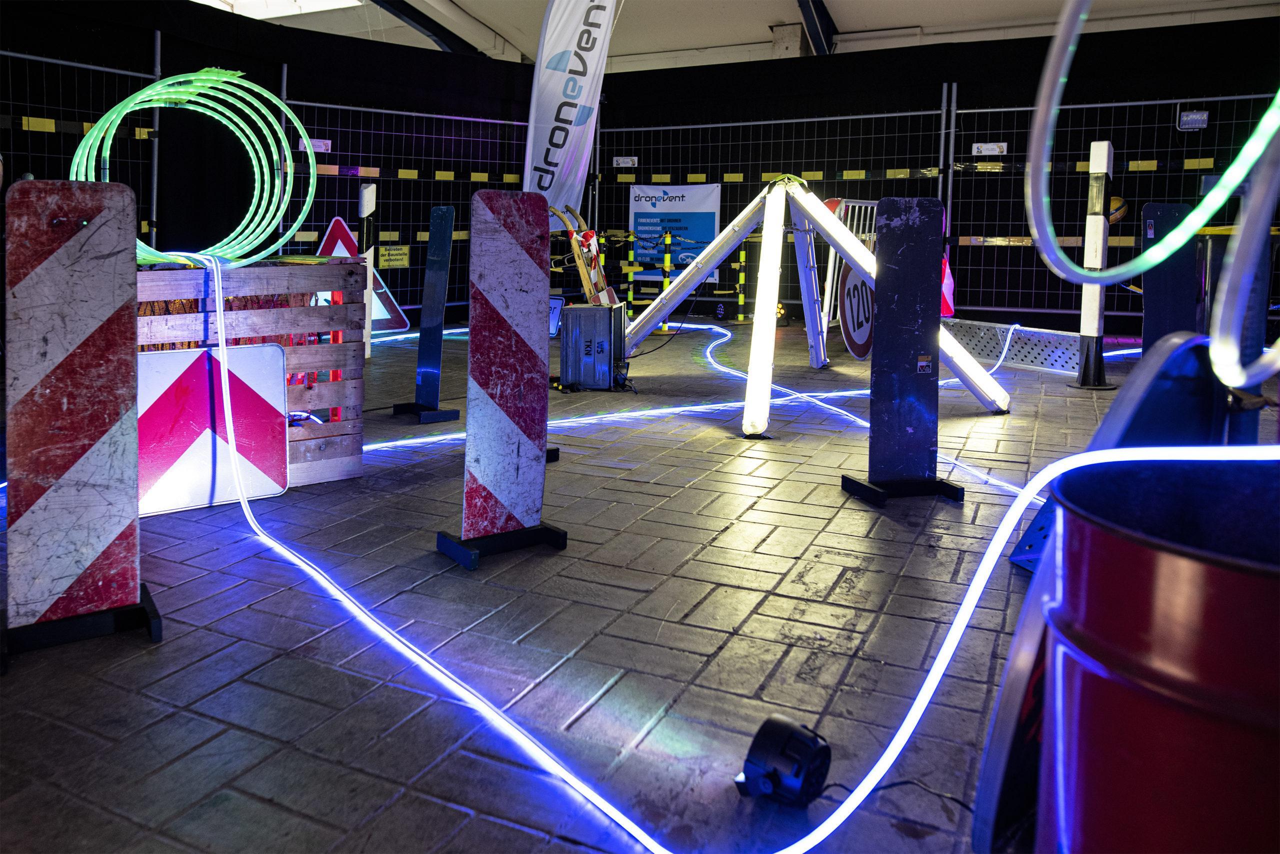 Bei dronevent haben Teams und Privatpersonen die Möglichkeit, ihre Gruppendynamik beim spielerischen Drohnenflug auszutesten. Dank DRONEREMOTE geht dies auch von zu Hause aus.