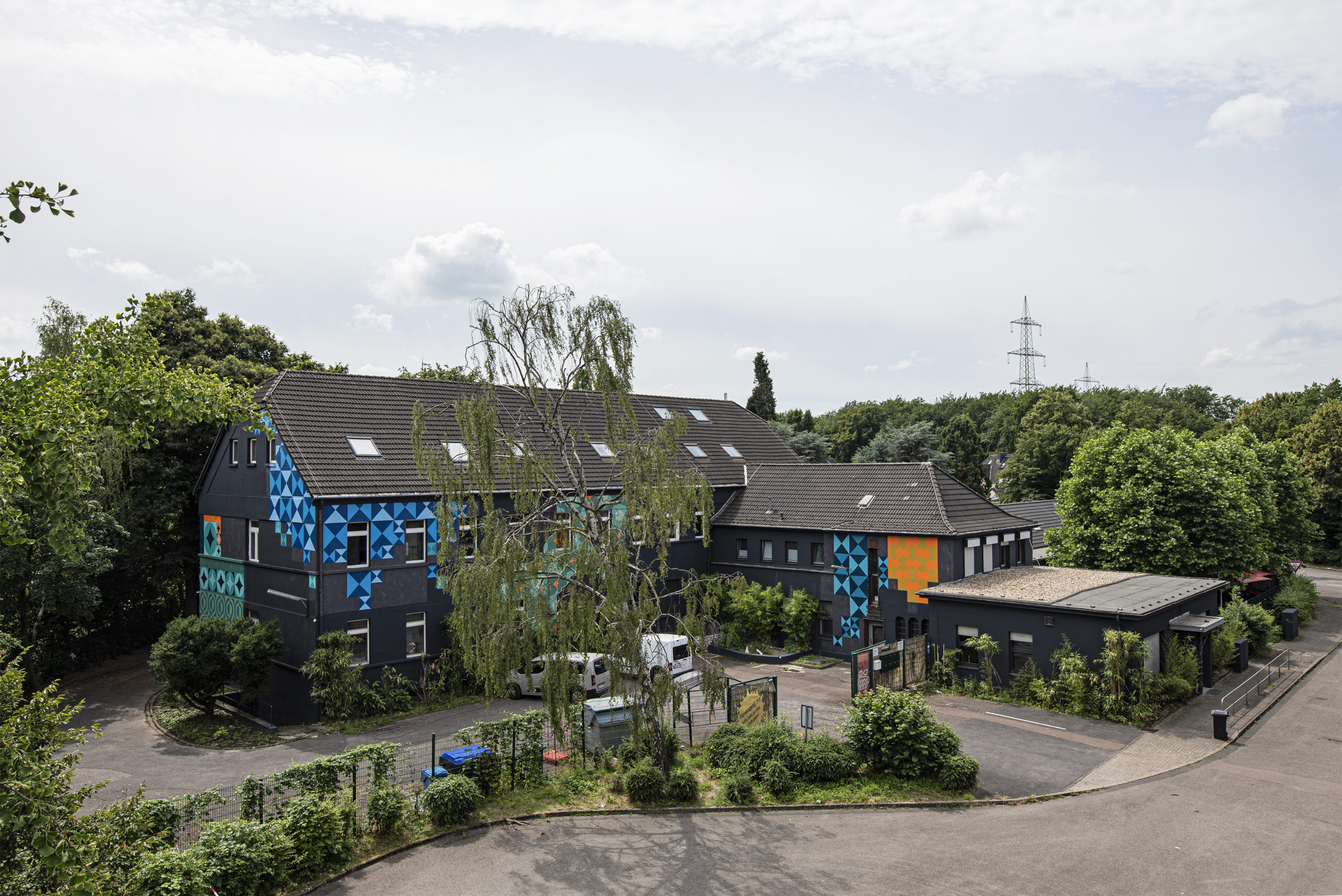 Den Namensursprung der Stahlwerkstraße, die direkt am Stahlwerk vorbeiführt, müssen wir nicht erklären. Es lohnt sich aber auf die Geschichten zu blicken, die rund um die Stahlwerkstraßen passierten.