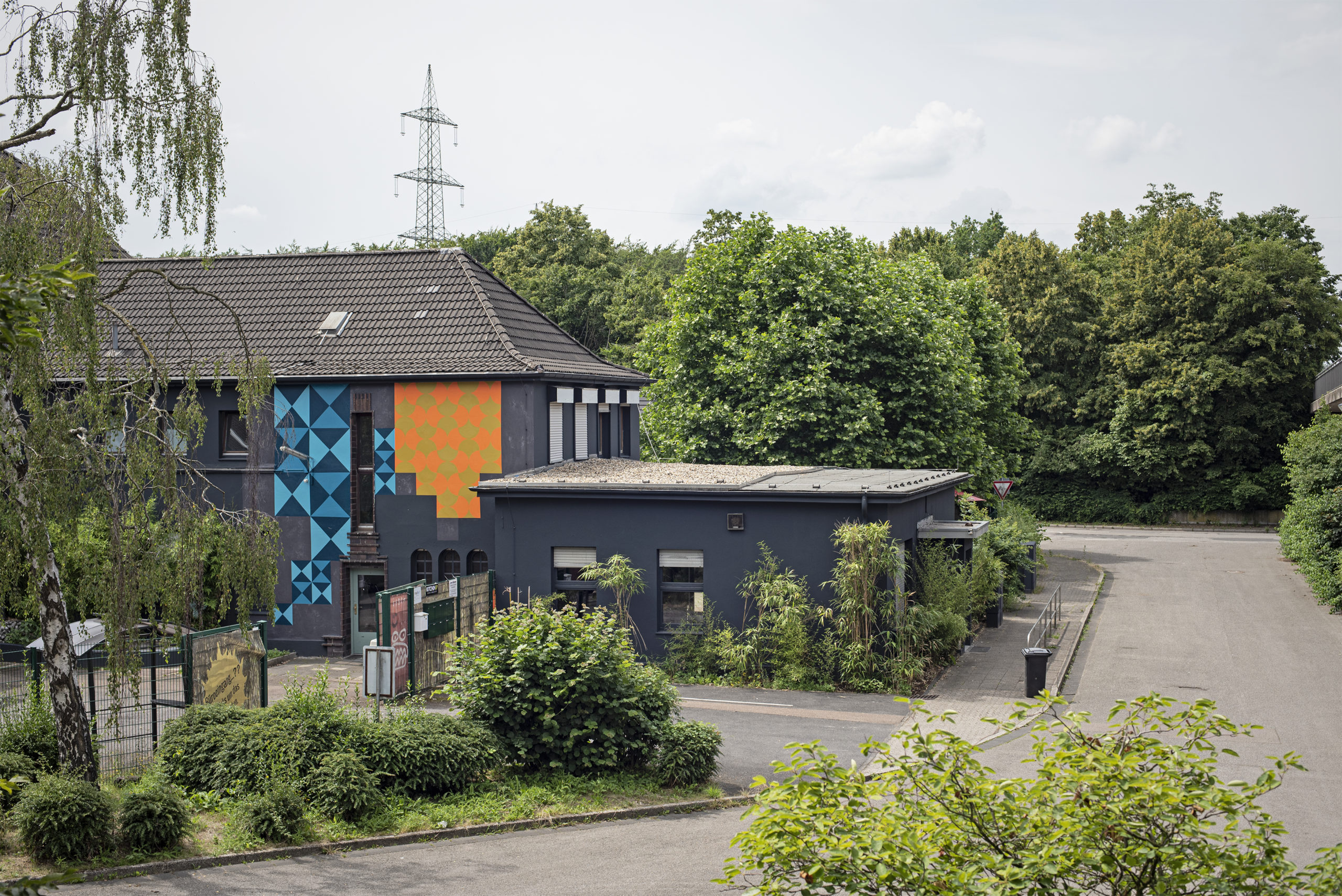 Den Namensursprung der Stahlwerkstraße, die direkt am Stahlwerk vorbeiführt, müssen wir nicht erklären. Es lohnt sich aber auf die Geschichten zu blicken, die rund um die Stahlwerkstraßen passierten.